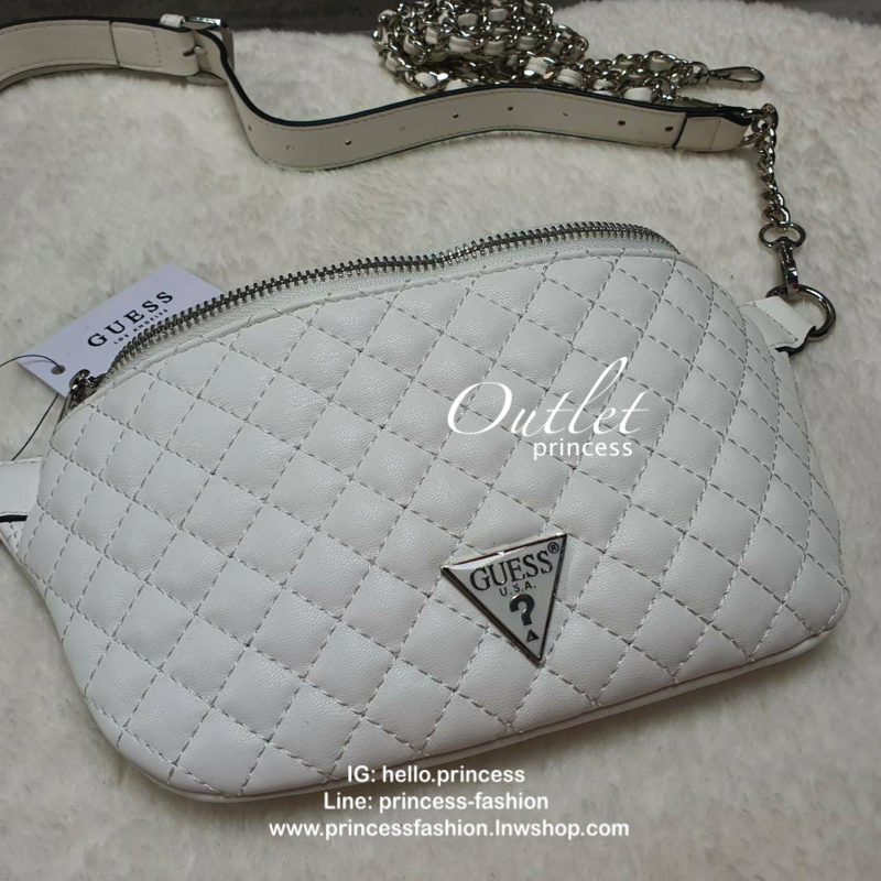 กระเป๋า Guess รุ่นนี้คาดเอว/คาดอก/สะพายข้างได้ครบทุกฟังก์ชั่น ด้านหน้าหนังเป็นลายตาราง ติดโลโก้แบรนด์รูปสามเหลี่ยมด้านหน้า เปิดปิดด้วยซิปยาว ด้านในเป็นช่องกว้างมีช่องซิปด้านใน ตัวกระเป๋าด้านหลังเป็นหนังเรียบ รุ่นนี้มีสายสะพายมา 2 เส้น เส้นแรกเป็นสายหนังปร