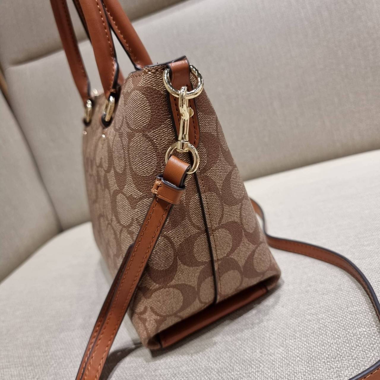 COACH F38089 MINI EMMA SATCHEL IN SIGNATURE CANVAS รุ่นหายาก รุ่นที่สาวๆตามหา จัดมาให้สมกับที่รอคอยกันไปเลยจ้า!! เป็นรุ่นที่ดีไซน์ออกมาให้ใช้งานง่าย สะดวก สวย หรู ดูดี!! กระเป๋าสะพายทรงสวย วัสดุหนังแคนวาสเคลือบลาย มาพร้อมสายสะพายข้างและหูจับในตัว ถอดออกถื