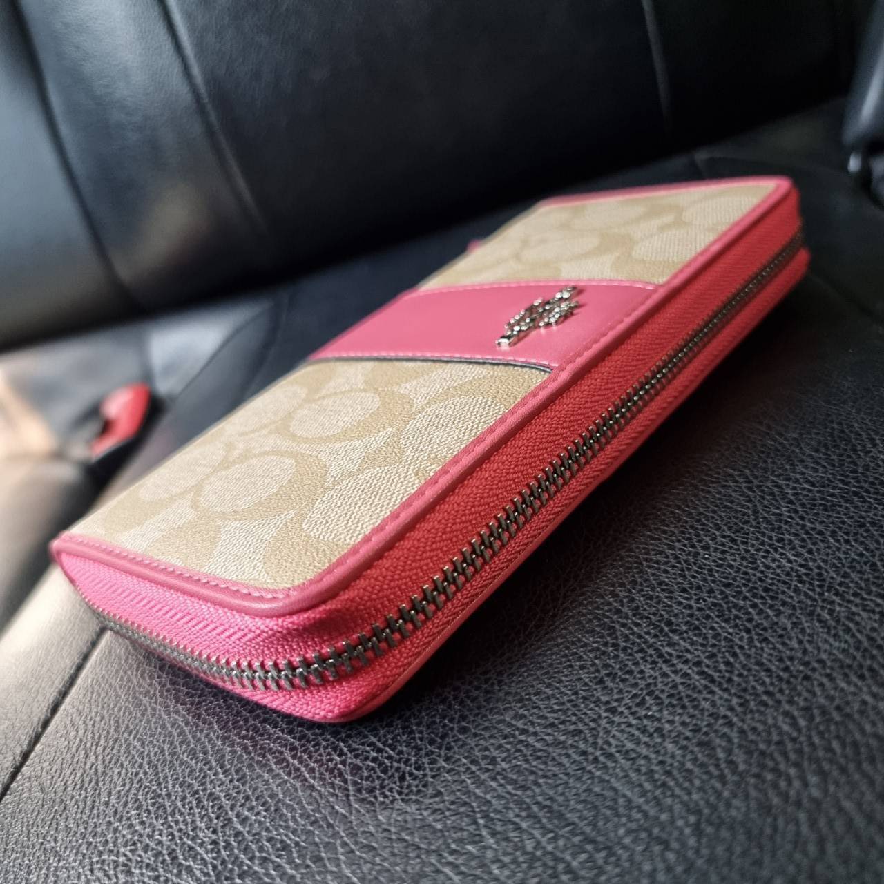 COACH F54630 ACCORDION ZIP WALLET IN SIGNATURE COATED CANVAS WITH LEATHER STRIPE กระเป๋าสตางค์ใบยาวรุ่นคลาสสิค คัดสีขายดีมาให้กันเลยจ้า ♥️ วัสดุหนังแคนวาสเคลือบลาย เปิด-ปิดด้วยซิปรอบ รูดใช้งานง่าย ใส่บัตรได้ มีช่องซิปใส่เหรียญ ใส่มือถือได้ พกใบนี้ใ