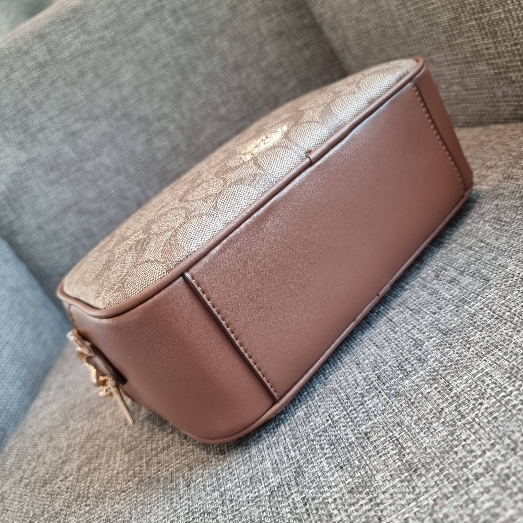 OUTLET 】COACH F68168 JES CROSSBODY IN SIGNATURE CANVAS รุ่นยอดฮิต!! กระเป๋าสะพายข้าง รุ่น 2 ซิป ใบใหญ่จุใจ สีคลาสสิคขายดี!! วัสดุหนังแคนวาสเคลือบลาย เปิด-ปิดด้วยซิป 2 ช่องหลัก ใช้งานง่าย ทรงสวยมากๆรุ่นนี้ มาพร้อมสายสะพาย crossbody ปรับได้ตามตัว ภายในใส่ขอ