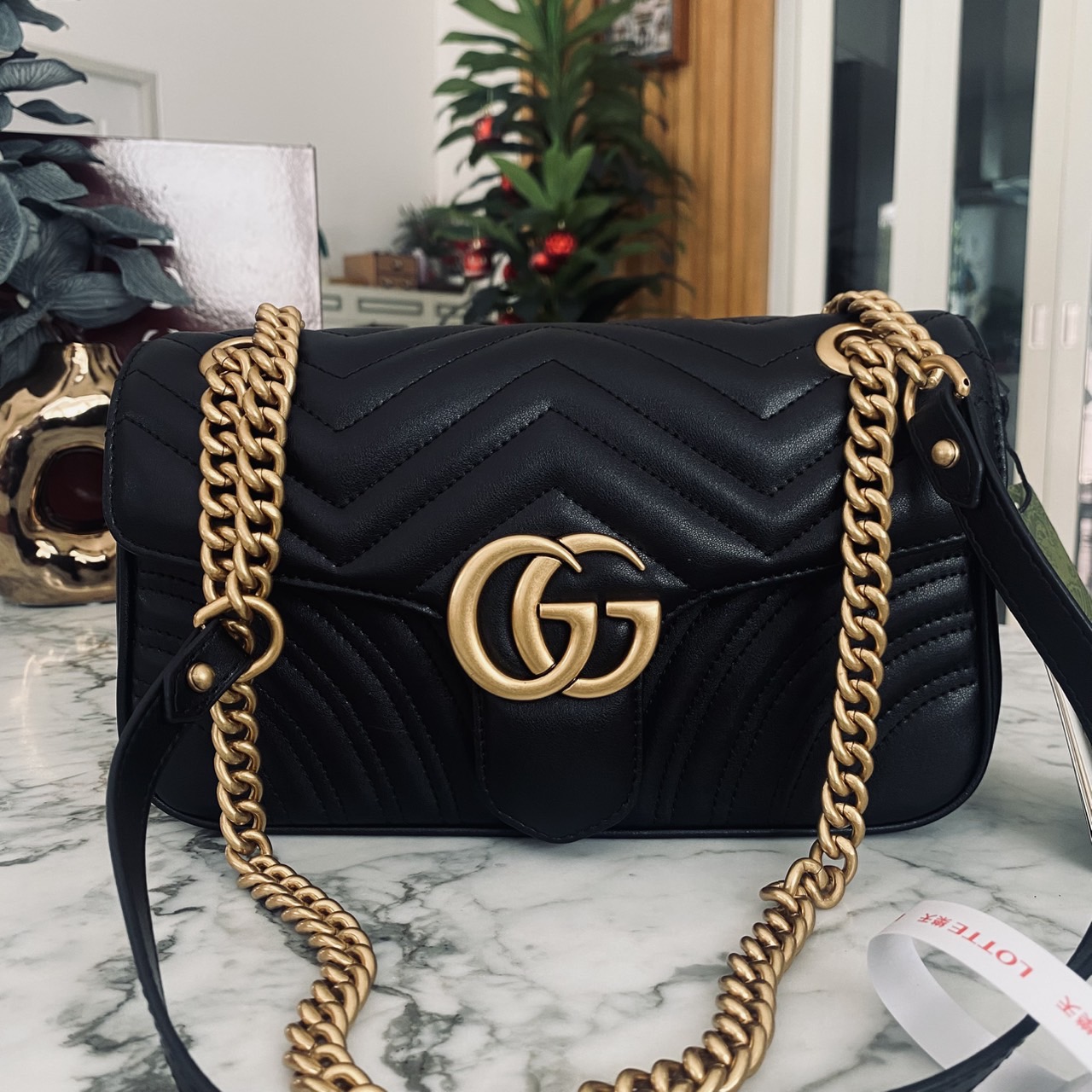 GUCCI GG Marmont Small Shoulder Bag กระเป๋าสะพายรุ่นคลาสสิค แต่งโลโก้สีทองโดดเด่น สวยหรูดูแพงขับผิว อัพลุคได้สบายๆ ด้านหลังดีไซน์รูปหัวใจ 🖤