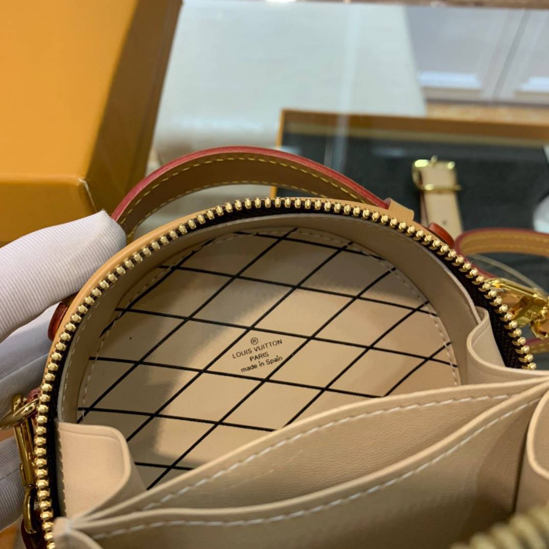 หนังแท้ LOUIS VUITTON MINI BOITE CHAPEAU พร้อมส่งที่ไทย งานหนังแท้เกรดเทพออริจินอล ไปไหนก็ได้ทั่วโลก สวยมากกกก ภาพสินค้าถ่ายจากงานขายจริงค่ะ