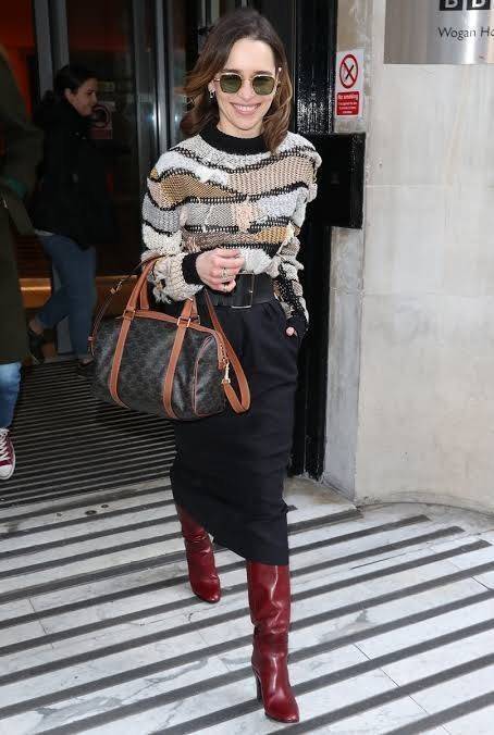 VIP 】CELINE BOSTON BAG IN TRIOMPHE CANVAS AND TAN ลวดลาย Triomphe Canvas Collection เป็นที่นิยมตลอดกาล มาในรูปแบบกระเป๋าทรงหมอนที่ได้รับความนิยมแบบทุกยุคทุกสมัย ซึ่งเป็นรูปทรงที่มีความคลาสสิก ดูดีแบบไม่มีตกยุค มาพร้อมขนาดที่ง่ายต่อการพกพา จัดเก็บหรือหยิบข