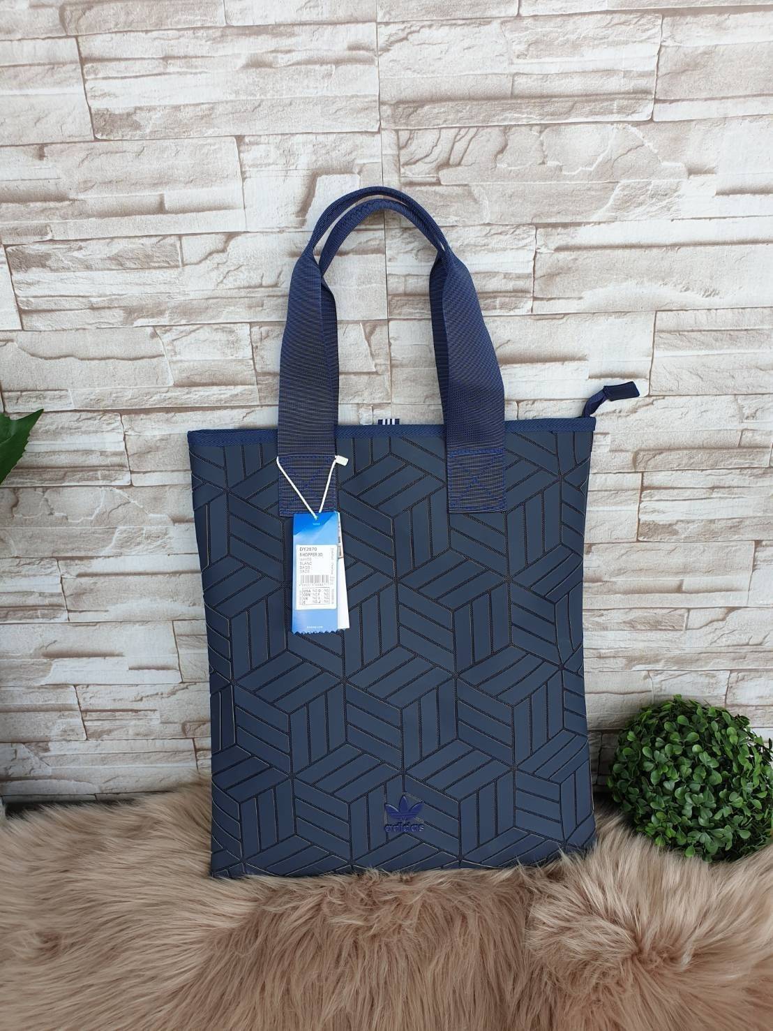 Adidas Original Shopper 3D Tote Bag Trefoil Handbag . Classic Sports กระเป๋าถือหรือสะพาย ลาย graphic ทรง sport วัสดุ polyurethaneเนื้อ matte หนังนิ่ม น้ำหนักเบา เปิดปิดด้วยซิป ภายในกว้างโล่ง ใส่ A4, iPad และของใช้ได้เยอะ Unisex ใช้ได้ทั้ง ช ญ ค่ะ
