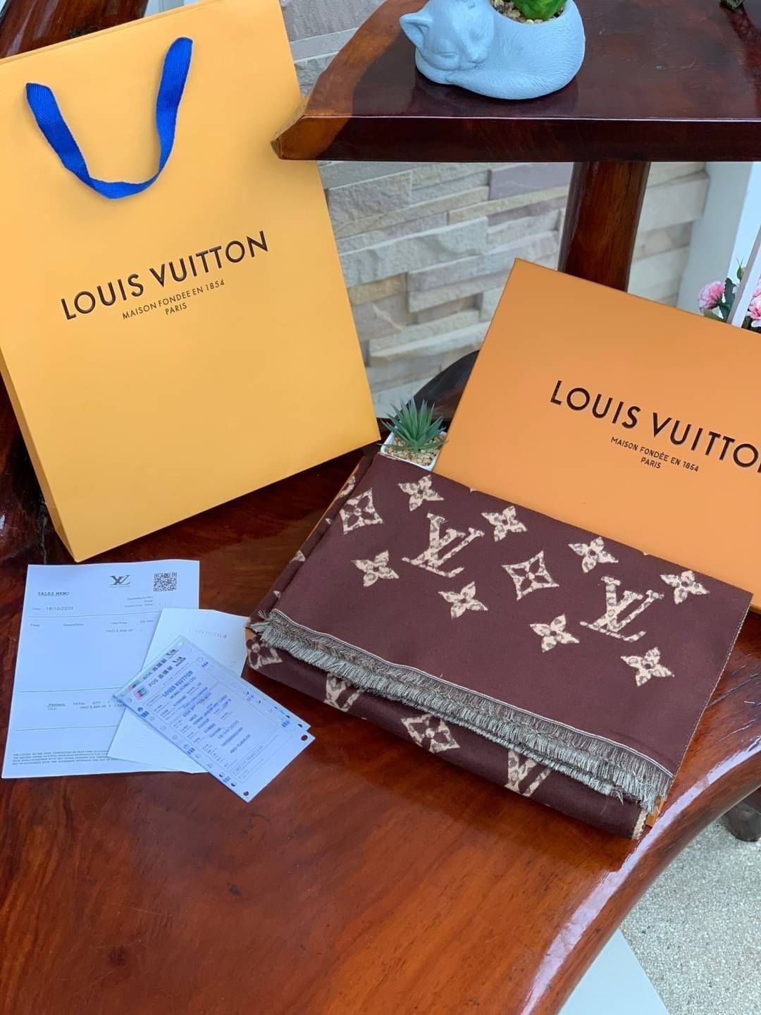Louis Vuitton Women’s Scarves Accessories อีกหนึ่งแบรนด์ดังจากปารีส ด้วยงานพรีเมี่ยมกิ้ฟ ส่งมอบความรู้สึกดีๆให้กับคนที่คุณรัก ในรูปแบบผ้าพันคอและผ้าคุมไหล่ผืนใหญ่ให้ความอบอุ่น ถักทอด้วยผ้าcashmere ผ้าเนื้อดี สัมผัสนุ่มมือ ทอลายในตัว สีและลายคมชัด เหมาะสำห