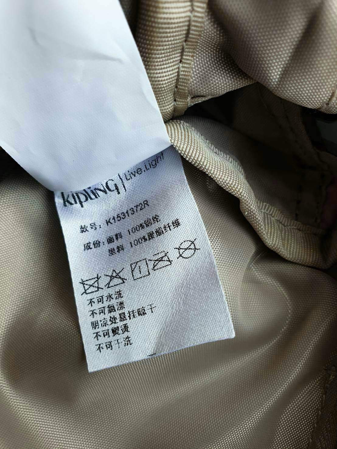 Kipling nylon shoulder bag รุ่น ( K15313 ) >>พร้อมส่งค่ะกระเป๋าสะพายข้างรุ่นใหม่ล่าสุด วัสดุไนล่อน กันน้ำ บุด้วยนวมที่ฐานกระเป๋าเพิ่มความนุ่ม >>รูปทรงสวย ขนาดกระทัดรัด มีช่องกระเป๋าด้านหน้าใส่ของจุกจิกหนึ่งช่อง >>มีช่องซิปหลักนะค่ะ ด้านใ