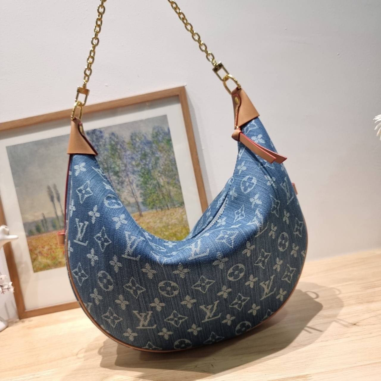 LV loop hobo denim สุดยอดเดอะเบสท์ไอเท็ม กับขนาดใหม่ ใหญ่จุๆ และดีไซน์ยอดฮิตสำหรับซัมเมอร์นี้ กับกระเป๋าสะพายทรงบาแกตต์ สวยหรู ดูแพงมาแต่ไกล