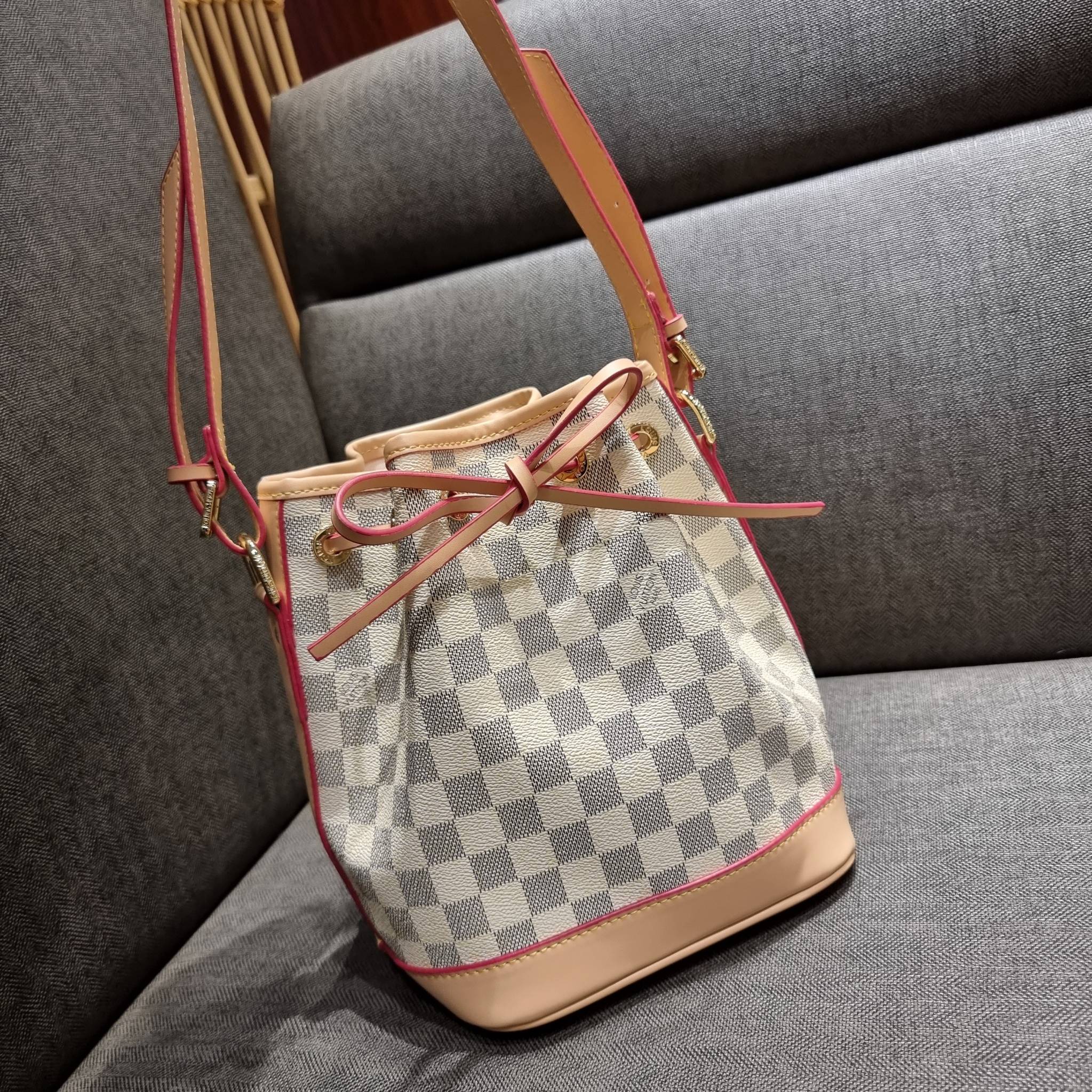 LV Noe bb damier azur กระเป๋าทรงขนมจีบสุดฮอต ราคาสุดคุ้ม ลิมิเต็ดมากๆ แถมฟรี ริบบิ้นแบรนด์เอนกประสงค์ จะใช้แทนสายรูดปากกระเป๋า ผูกเป็นโบว์ตกแต่งเก๋ๆ หรือจะพันถนอมสายสะพายยังได้ คุ้มจริง!! วัสดุหนังแคนวาส ภายในโล่งกว้าง ใส่ของได้ตามสะดวก สายสะพายปรับได้อีก