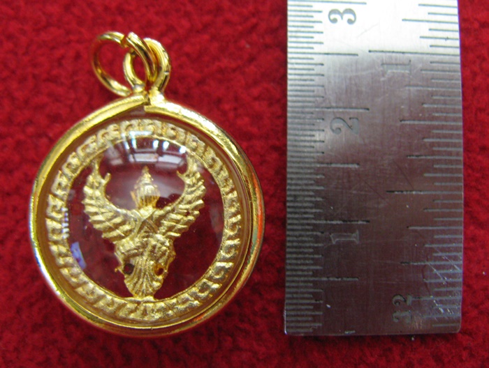 จี้พญาครุฑพิมพ์กลางเนื้อทองล้อมเพชรเลี่ยมทองไมครอนพร้อมใบคาถาค่ะ