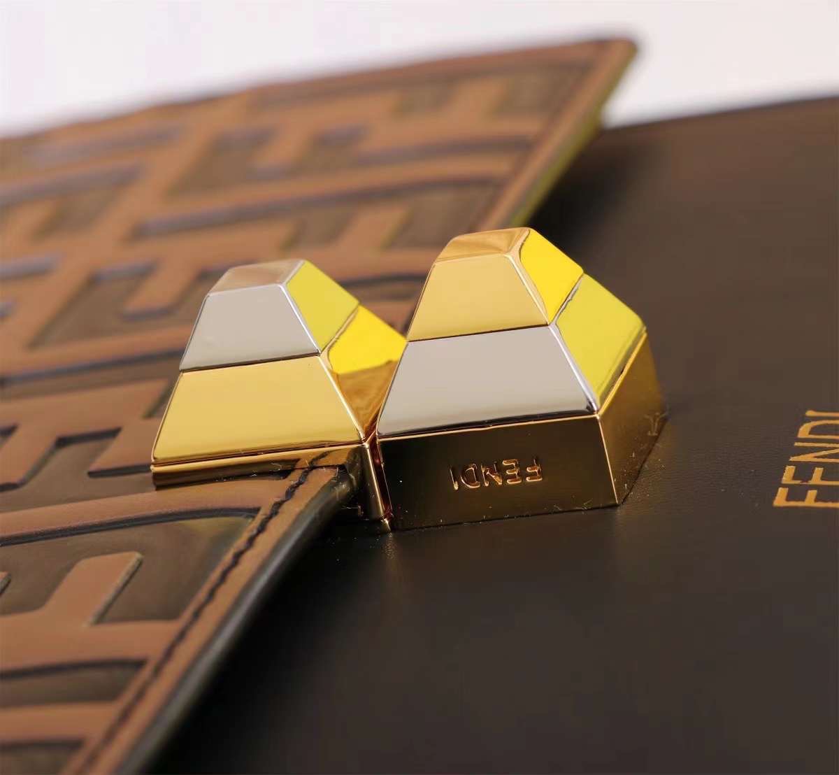 พร้อมส่ง 3 สี FENDI Kan I leather bag กระเป๋าสะพาย 🧡 เกรดออริจินอล 1:1 สลับแท้ ใช้งานต่างประเทศได้ ภาพถ่ายจากงานขายจริง