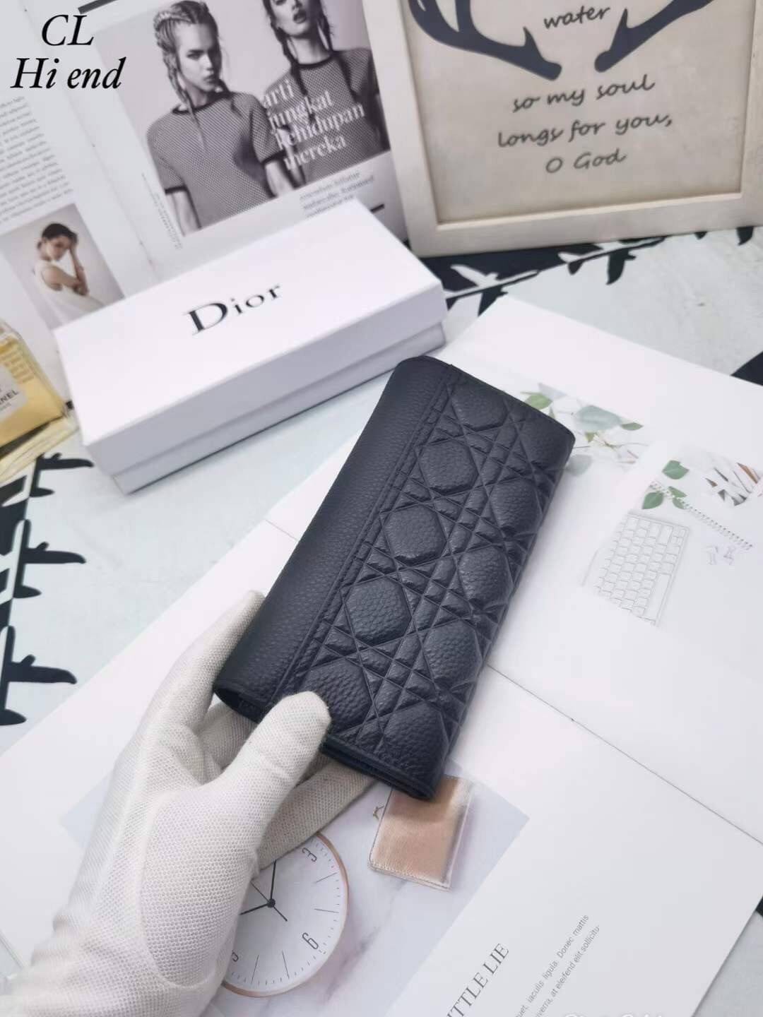 Dior Long Saddle Wallet / Dior Wallet / Dior Long Wallet กระเป๋าสตางค์ใบยาว เปิดหน้าทรงเคิร์ปอานม้า เอกลักษณ์ของความหรู วัสดุหนังแท้ ผสมผสานความสง่างามและคลาสสิกที่เข้ากับยุคสมัย ด้านหน้าโดดเด่นด้วยซิกเนเจอร์แบรนด์ เป็นอีกหนึ่งรุ่นที่ดาราเชเลปใช้กันเยอะมา