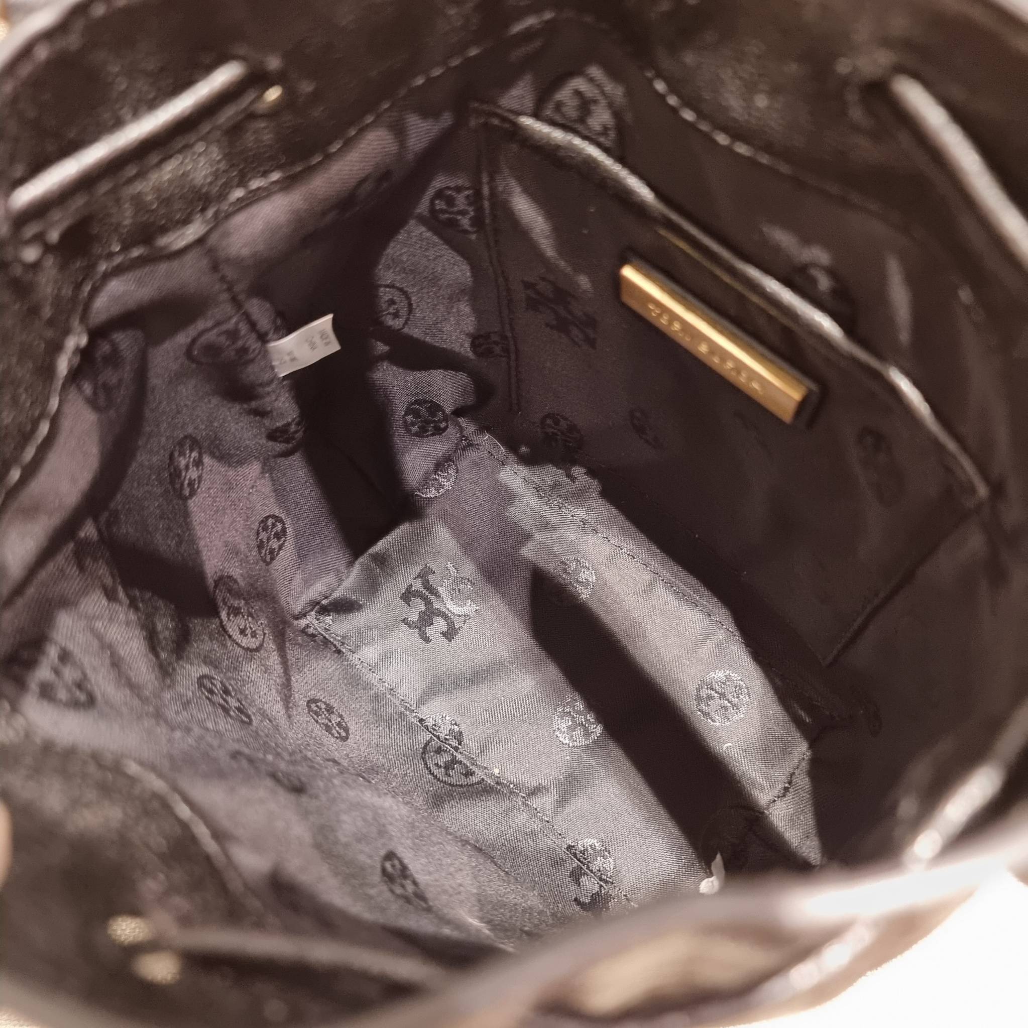 TORY BURCH WILLA MINI BUCKET BAG NEW ARRIVAL สุดปัง กระเป๋าสะพายทรงบัคเก็ต สวยผู้ดี โดดเด่นด้วยโลโก้สีทองดูหรู อัพลุคผู้ดี๊ผู้ดี วัสดุหนังแท้ ดีไซน์บุนวม เส้นคมดีเทลหรู เปิด-ปิดหนังรูดปากกระเป๋า มีหูหิ้วในตัว คล้องแขนเก๋ๆ ภายในเป็นช่องโล่ง มีช่องย่อย ใส่ข