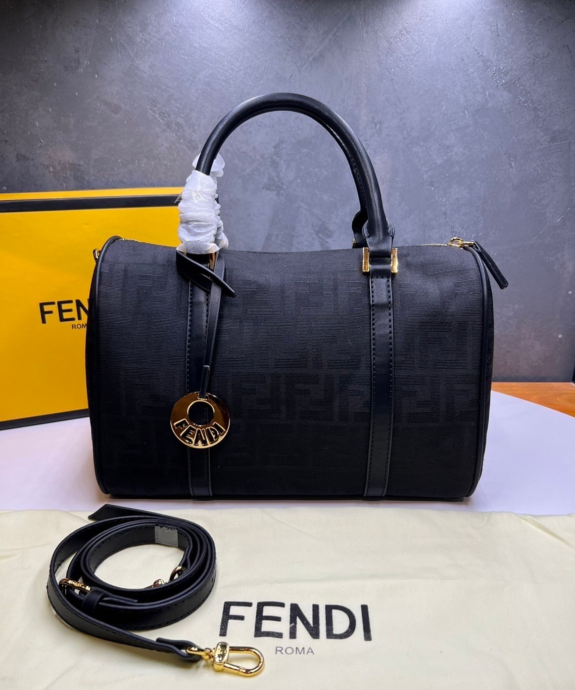 หนังแท้ Fendi Keepall 30 cm / Fendi Travel Bag / Fendi Boston Vintage Bag พร้อมส่งที่ไทย Tobacco Zucca Canvas and Gold hardware. กระเป๋าเดินทางใบใหญ่กำลังดี ภายในโล่งกว้าง จุของได้เยอะ พร้อมส่งที่ไทย ภาพสินค้าถ่ายจากงานขายจริง ใช้งานต่างประเทศได้