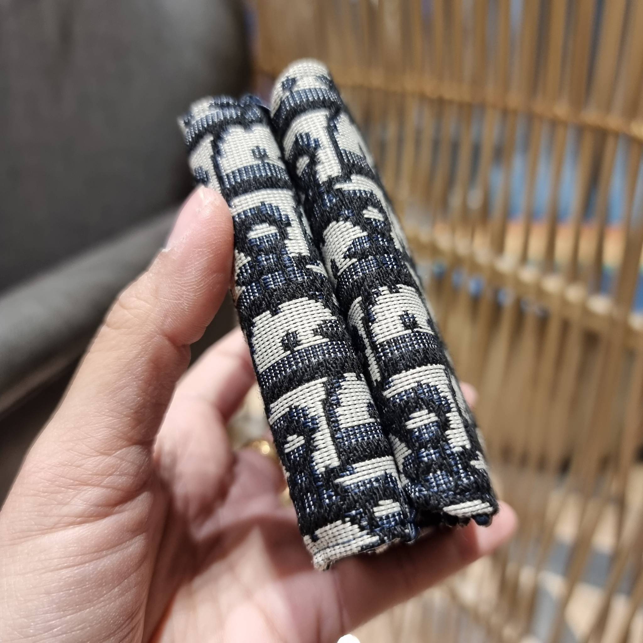 VIP 】CD MULTI WALLET WITH GWP กระเป๋าสตางค์ขนาดเหมาะมือ กะทัดรัดไม่กินพื้นที่ พรีเมี่ยมกิ๊ฟจากเคาน์เตอร์ ดีไซน์แบบพับ ใช้งานง่าย น่ารักน่าใช้จริงๆ วัสดุผ้าแคนวาสปักลาย สลับหนังแท้ภายใน ภายในมีช่องใส่บัตร ใส่ธนบัตรได้ สะดวกใช้มากๆ มาพร้อม box set ในราคาที่