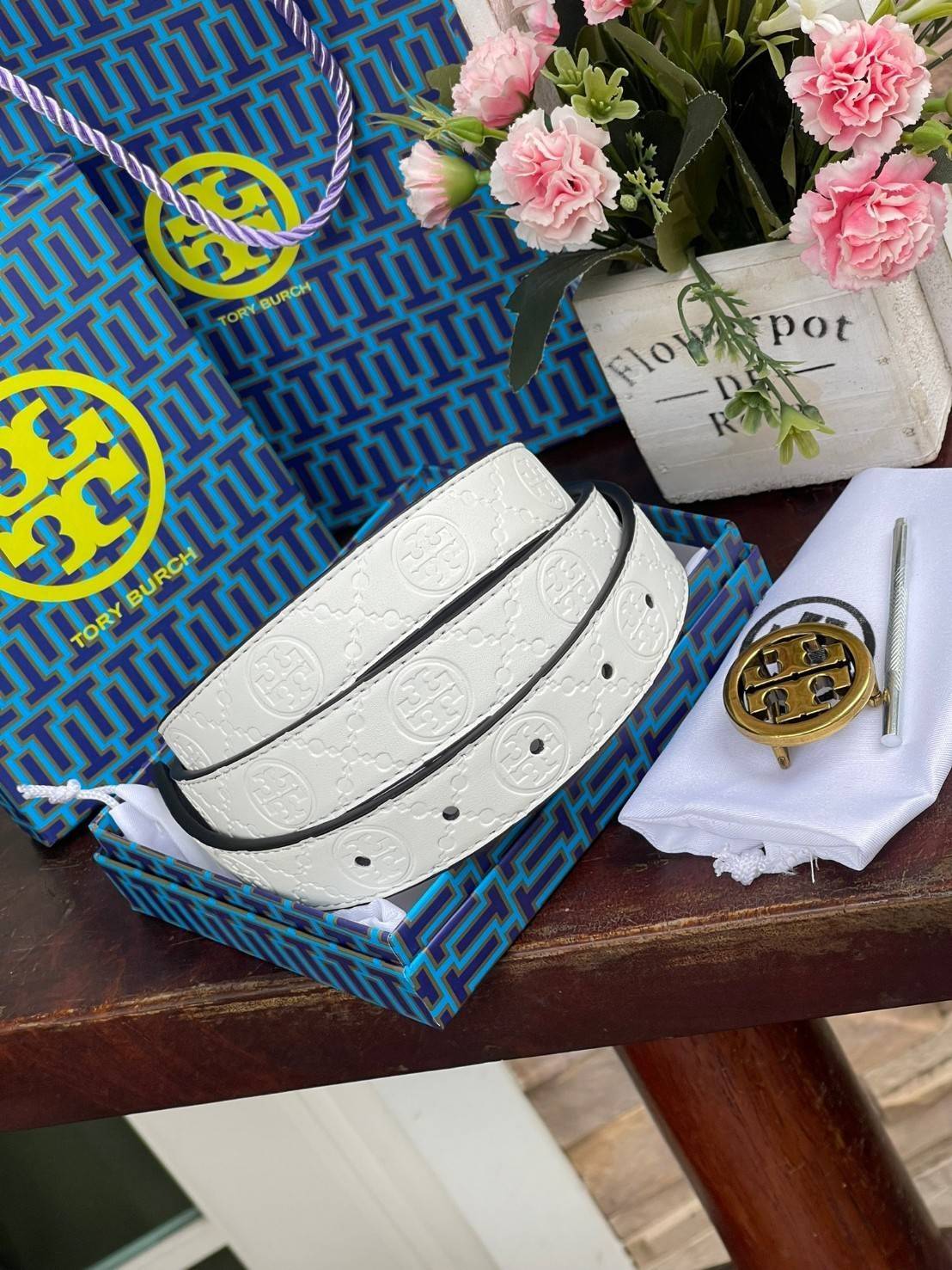 Tory burch Midnight with Tag Logo Monogram Embossed Leather Belt เป็นเข็มขัดที่ตอบโจทย์ของคุณได้อย่างลงตัวทุกสไตล์การแต่งตัว ไม่ว่าจะใส่คู่กับเดรสหรือกางเกงยีนส์ก็ดูดีทีเดียว เพราะหัวเข็มขัดโดดเด่นด้วยดีไซน์ทรงกลมรูป Double T ที่เป็นสัญลักษณ์ประจำแบรนด์ ส