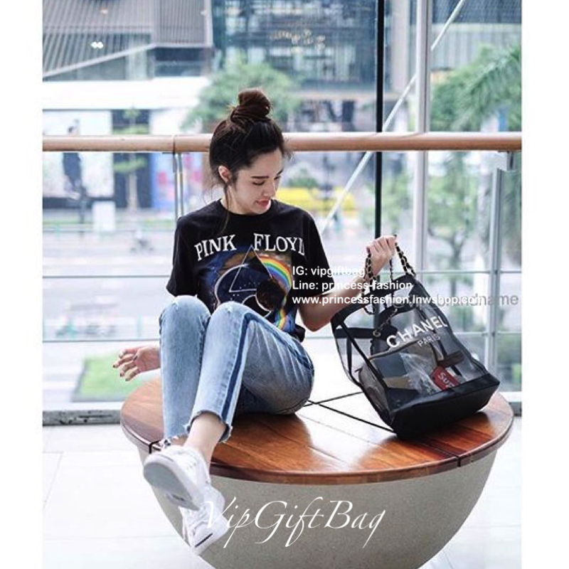 สีเงินสุดหรู **ถึงไทยแล้วค่ะ ---- ซื้อ1ได้ถึง2 !!! ---- Chanel Shopping Ribbin bag Chain With + Cosmetic Pouch กระเป๋าสะพายใบใหญ่ทรง Shopping พร้อมกระเป๋าใส่เครื่องสำอางค์ ใบเล็ก จากงานพรีเมี่ยมกิ้ฟของแท้นำเข้าจาก Chanel Perfume Counter ใบใหญ่วัสดุ Nylon 