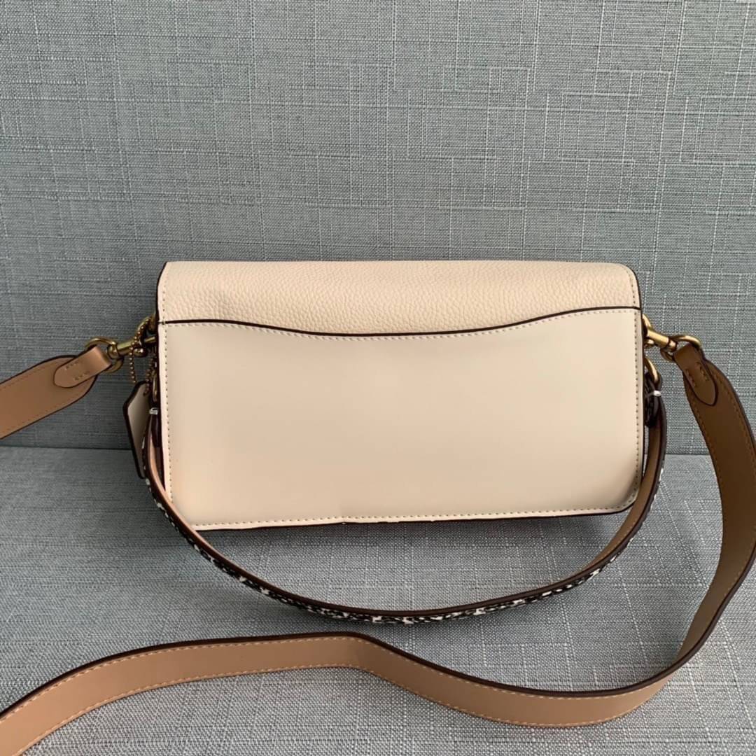 COACH TABBY SHOULDER BAG 26 พร้อมส่งที่ไทยอีกครั้งค่ะ!! กระเป๋าหิ้ว//คล้องไหล่//สะพายข้างได้ สุดคุ้ม! หนังแท้เรียบคลาสสิคเพิ่มความหรูเข้ามาค่ะ ด้านหน้ามีอะไหล่แบรนด์ตัวใหญ่โดดเด่น เปิดปิดกระเป๋าแบบกระดุมแม่เหล็ก ภายในมีช่องหลักใส่ของ2ช่อง;สามารถใส่กระเป๋า