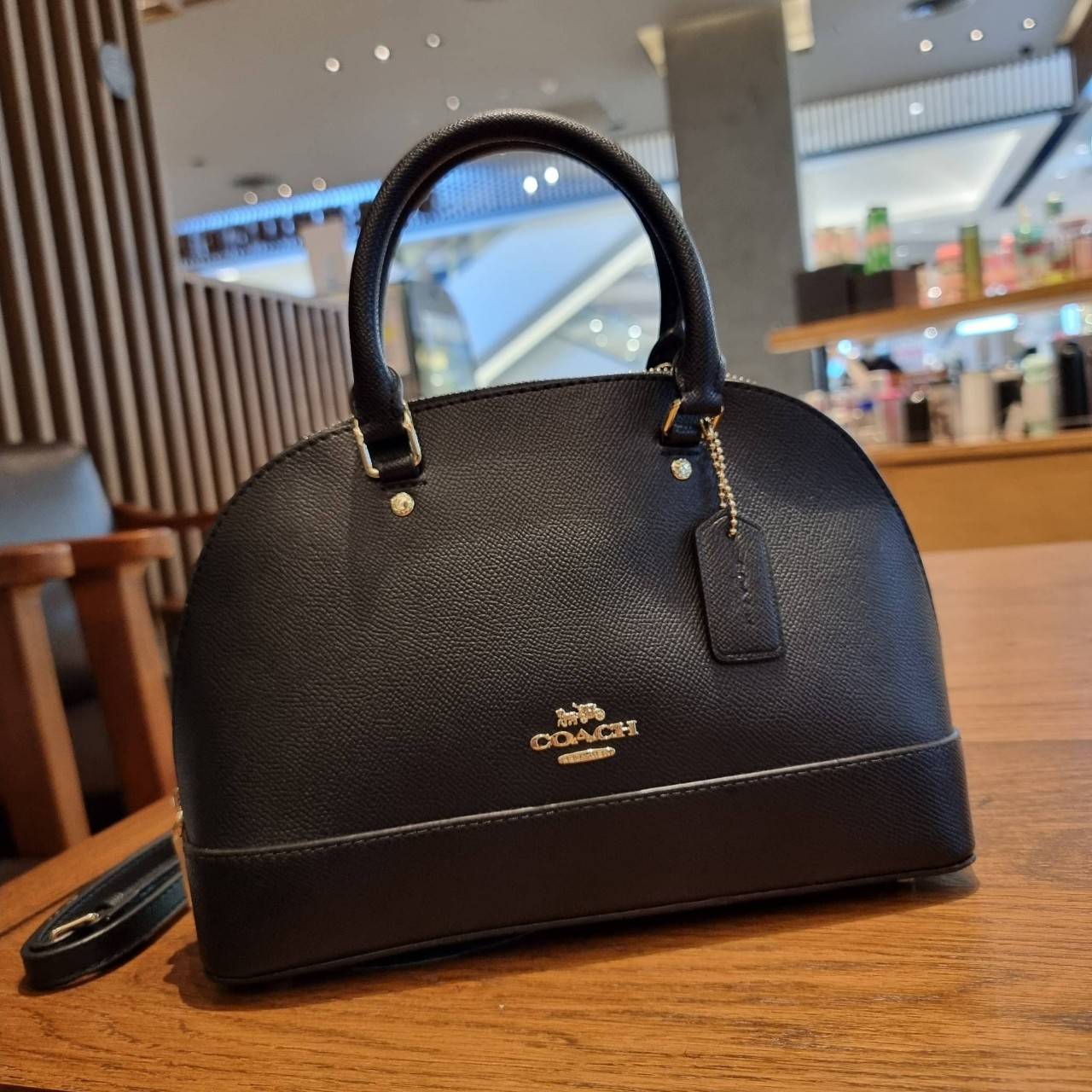 COACH F27591 MINI SIERRA SATCHEL กระเป๋าทรงโดมสุดคลาสสิค สีดำอมตะ ฮิตตลอดกาล มาพร้อมหูจับในตัวและสายสะพายครอสบอดี้ ที่จะคล้องแขนก็ได้อีกลุค หรือจะถือเก๋ๆก็เลิศ วัสดุหนัง crossgrain ทนทาน ดูแลรักษาง่าย ภายในโล่งกว้าง ใส่ของได้ครบไม่ต้องห่วง เป็นไอเท็มที่หา