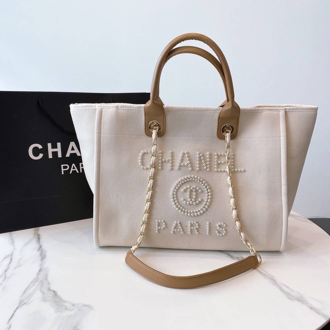 VIP 】รุ่นใหม่ล่าสุด!! ที่สาวๆรอคอย CHANEL CANVAS PEARL LARGE TOTE จากงานพรีเมี่ยม VIP GIFT รุ่นดังเลยค้า ไซส์ใหญ่อลังมากก บอกเลยว่า งานดีที่สุด ตัวกระเป๋า กระเป๋าผ้าเป็นผ้า CANVAS คาดด้วยหนังแท้สีน้ำตาล เนื้อดีสมราคา สัมผัส นุ่มลื่นมือมากกกก อะไหล่เงินปั้