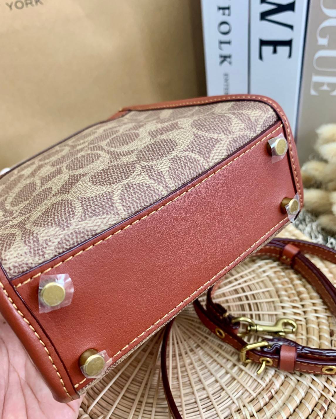 COACH MINI CASHIN TOTE ((C4828)) 💥พร้อมส่งที่ไทยรุ่นใหม่ล่าสุดค่ะ! กระเป๋าขนาดมินิ หนังแท้ หนังนิ่มสวย น่าใช้มากๆค่ะ ปากกระเป๋าแบบแม่เหล็ก ภายในสามารถใส่กระเป๋าเงินใบกลางได้;มือถือแบบตั้งได้ทุกรุ่น;ของจำเป็นจุกจิกสาวๆได้หลายอย่างนะคะ;พร้อมช่องเสีย