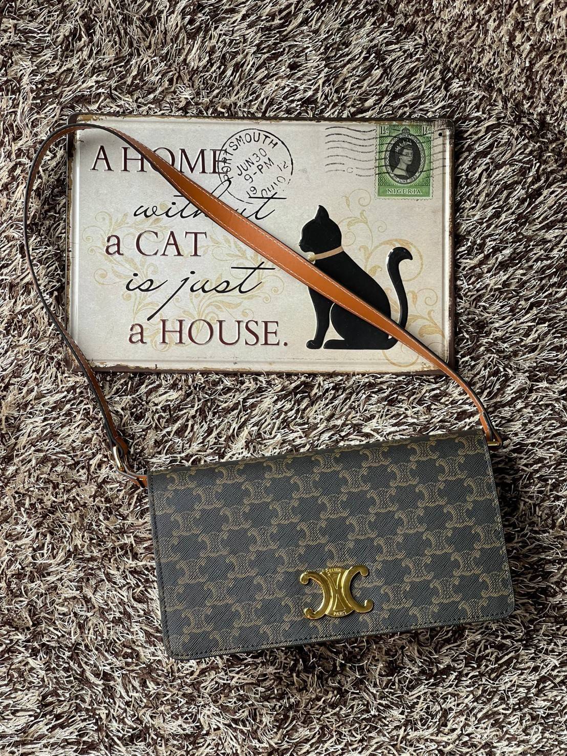 CELINE TRAPEZE TRIOMPHE BAG ดีไซน์เรียบหรู Timeless โดดเด่นมีเอกลักษณ์ ใช้ได้หลายโอกาส แมทช์กับการแต่งตัวง่าย จึงครองใจสาว ๆ ได้ไม่ยาก โดยเป็นกระเป๋าสะพายไหล่ที่อัดแน่นด้วยกลิ่นอายความคลาสสิกและหรูหราตามแบบฉบับของ Celine ด้านหน้าตกแต่งด้วยโลโก้สีทองโดดเด่