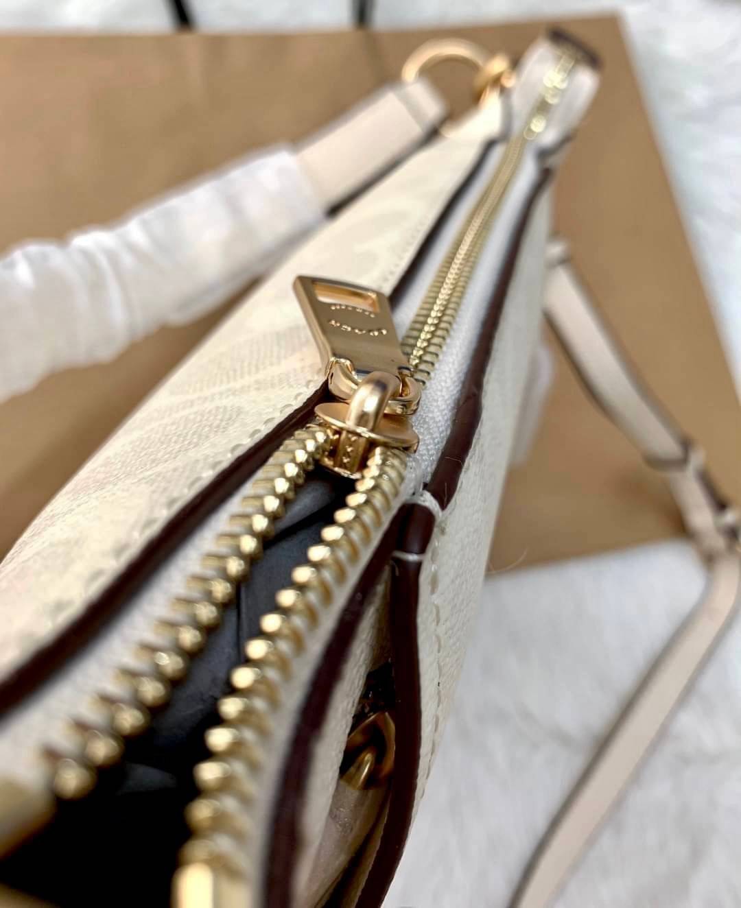 COACH SMALL MARLON SHOULDER BAG ((1600//1597)) 🌈พร้อมส่งที่ไทยอีกครั้ง ตามคำเรียกร้อง ห้ามพลาด! กระเป๋าหิ้ว//คล้องไหล่//สะพายข้างได้ หนังแท้ ทรงสวยมากค่ะ ด้านหน้ามีช่องซิปซ่อนแบบหนังห้อยให้2ช่อง ใส่ของจุกจิกค่ะ เปิดปิดกระเป๋าแบบซิป ภายในกว้างใส่ขอ