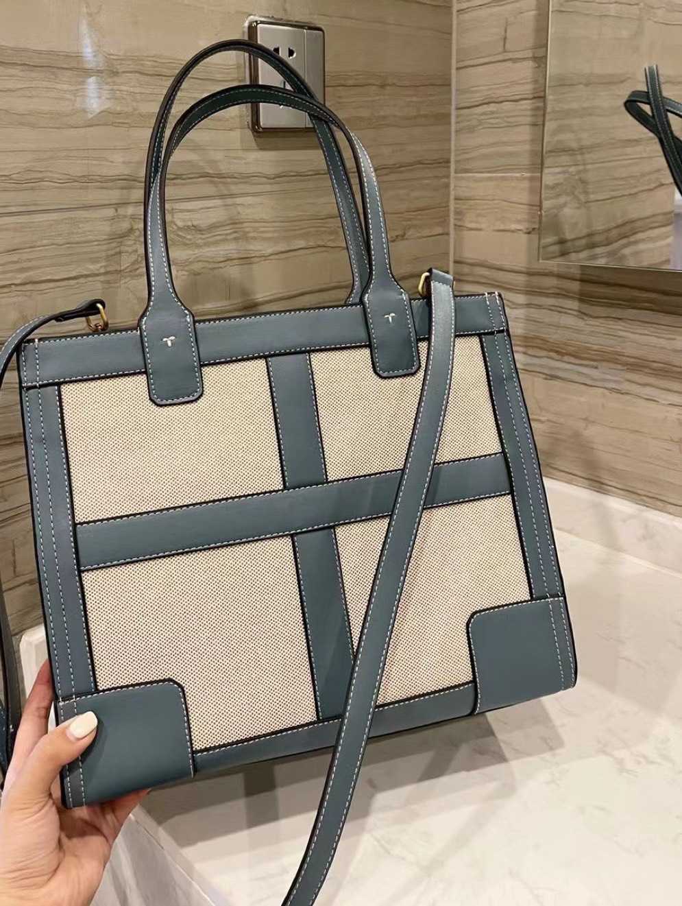 Tory burch ella canvas quadrant tote กระเป๋าสำหรับใช้ในวันที่มีกิจกรรมทางการ เช่น วันที่ไปเยี่ยมลูกค้าของบริษัทหรือประชุมสำคัญ อันดับแรกที่ควรคำนึงถึงเลยคือ "ความสุภาพของสีกระเป๋า" ในวันสำคัญเช่นนี้คุณควรเลือกกระเป๋าที่มีโทนสีเรียบง่ายสีสันไม่ฉู