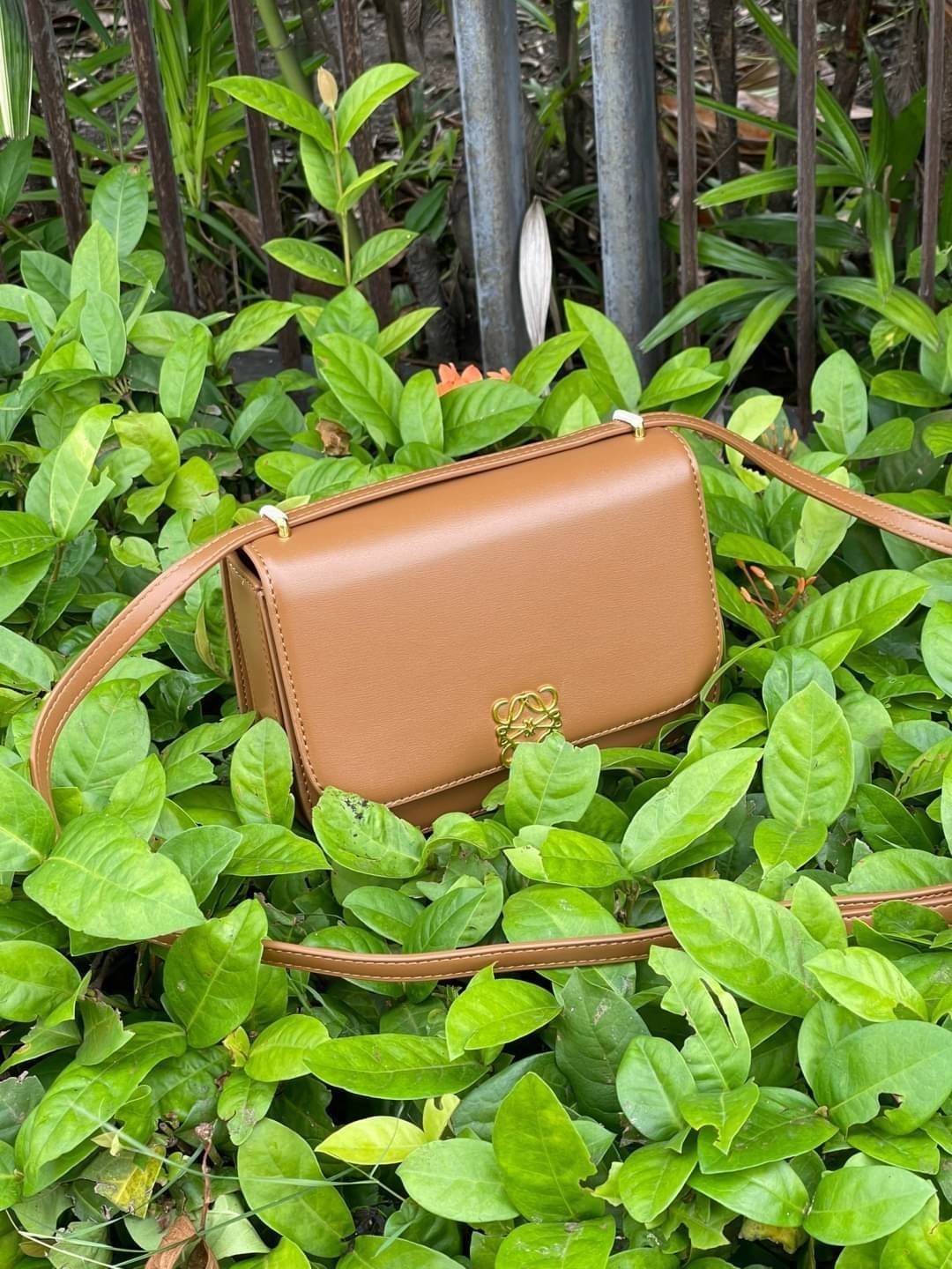 small : LOEWE Goya anagram small leather shoulder bag มาทำความรู้จักทุกดีเทลของ กระเป๋า GOYA ไอเท็มใบใหม่ล่าสุดจาก Loewe ด้วยรูปทรงกล่องอันคลาสสิกที่มาพร้อมรายละเอียดอันน่าค้นหา ด้วยรูปทรงบ็อกสุดคลาสสิก พร้อมโครงสร้างที่กะทัดรัดเปี่ยมไปด้วยสเน่ห์น่าค้นหา 