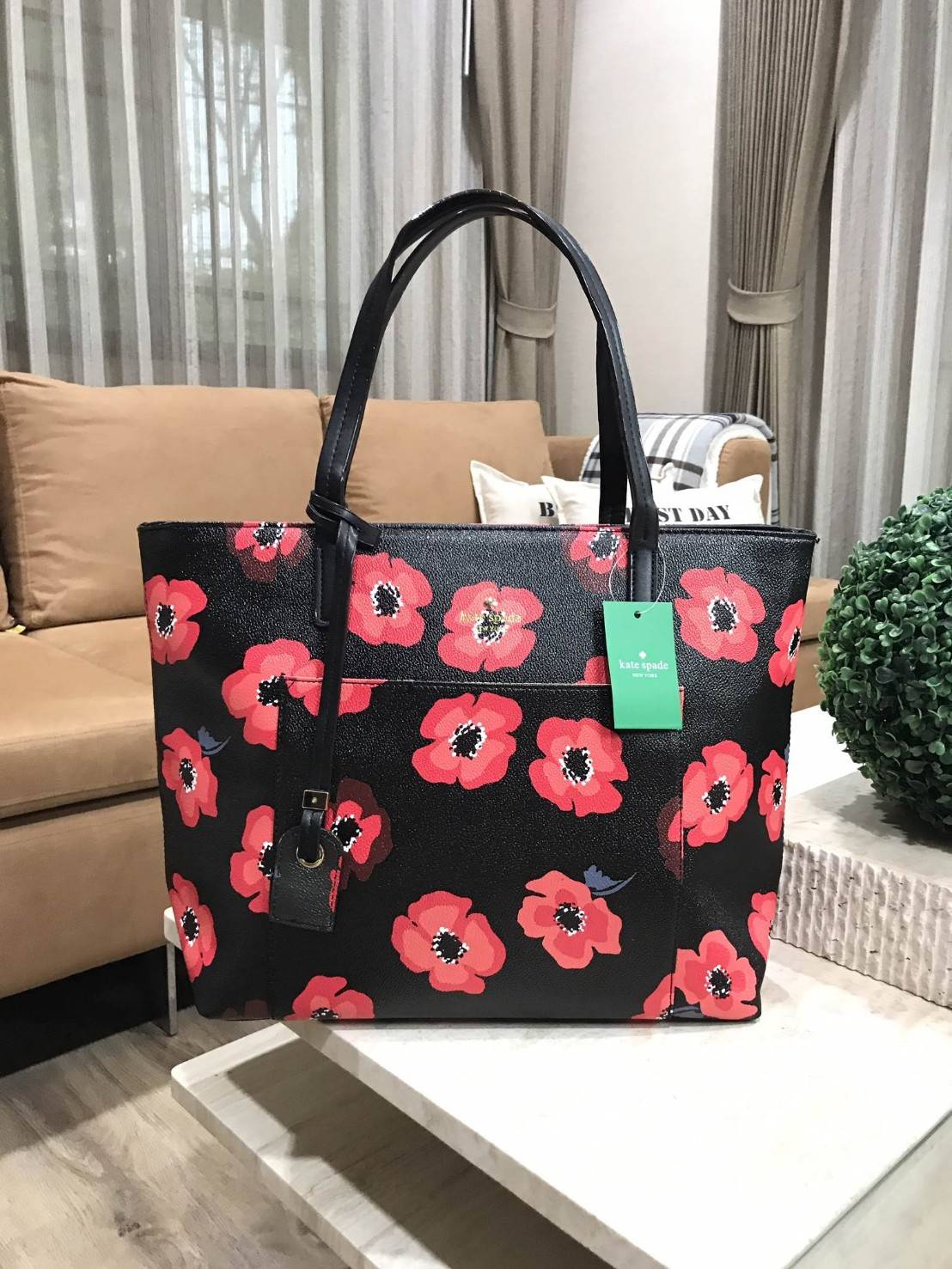 KATE SPADE New York Hyde Lane Poppies Riley Rose Tote Bag กระเป๋าสะพายทรง Tote Bag หนังสวยอยู่ทรงคอลเลคชั่น ดอก Poppies ห้อย TAG ที่หูกระเป๋าด้านหน้าประดับโลโก้ มีช่อง หน้าใส่ของได้ ภายในมีช่องซิป และช่องใส่มือถือ กว้างและจุ ใส่ ipad, notebook, เอกสาร A4 