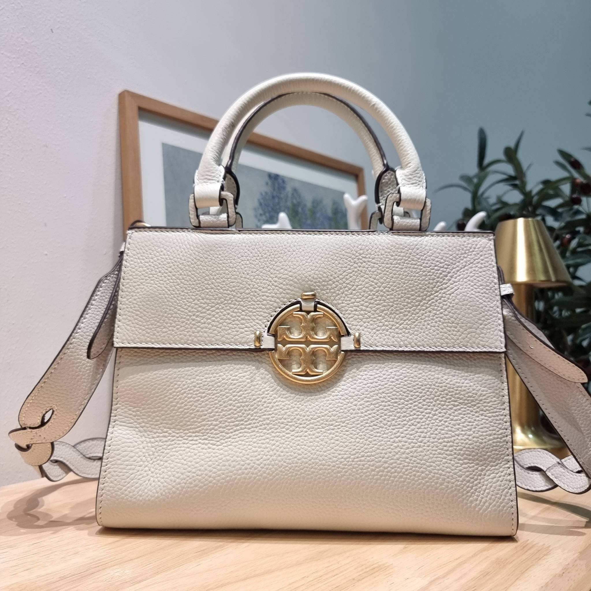 TORY BURCH MILLER TOP HANDLE SATCHEL ใหม่ล่าสุด กับกระเป๋าสะพายรุ่นยอดนิยม ที่มาในดีไซน์ top handle ให้สะดวกใช้ได้มากขึ้นด้วยหูจับในตัว โดดเด่นด้วยโลโก้สีทอง ด้านหน้าและด้านหลังมีช่องเปิดเก็บของได้