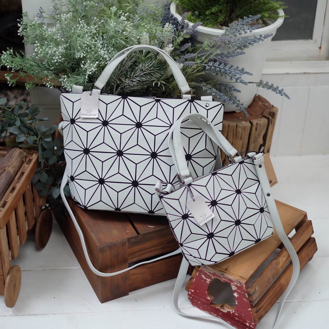 New Collection ka ' Matte Color ' ✨✨ สีด้าน มีให้เลือกถึง 4 สี 🍭🍭แถมยังลาย Limited edition หายาก 👍ปรับทรงได้ 2 แบบ น่ารักมาก จากแบรนด์ David Jones กระเป๋าสะพายข้างดีไซน์เกร๋มาก สีสวยหรูมาก ขนาดกะลังดีเลย น้ำ