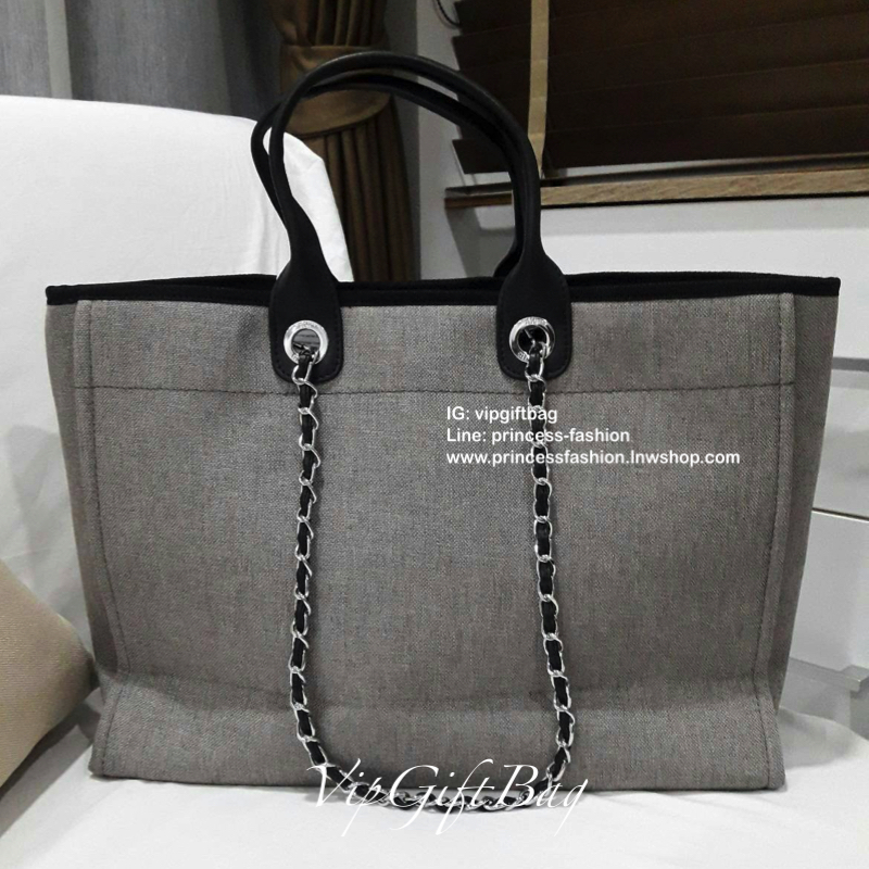 Chanel tote canvas bag จากงานพรีเมี่ยม VIP GIFT รุ่นดังเลยค้า Size ใหญ่อลัง บอกเลยว่า *งานดีที่สุด ตัวกระเป๋า กระเป๋าผ้าเป็นผ้า canvas เนื้อดีสมราคา สัมผัส นุ่มลื่นมือมากกกก อะไหล่เงินปั้มแบรนด์แท้ทั้งใบ ด้านหน้าปัก logo แบรนด์สุดหรู จุของได้เยอะมากก มีช่