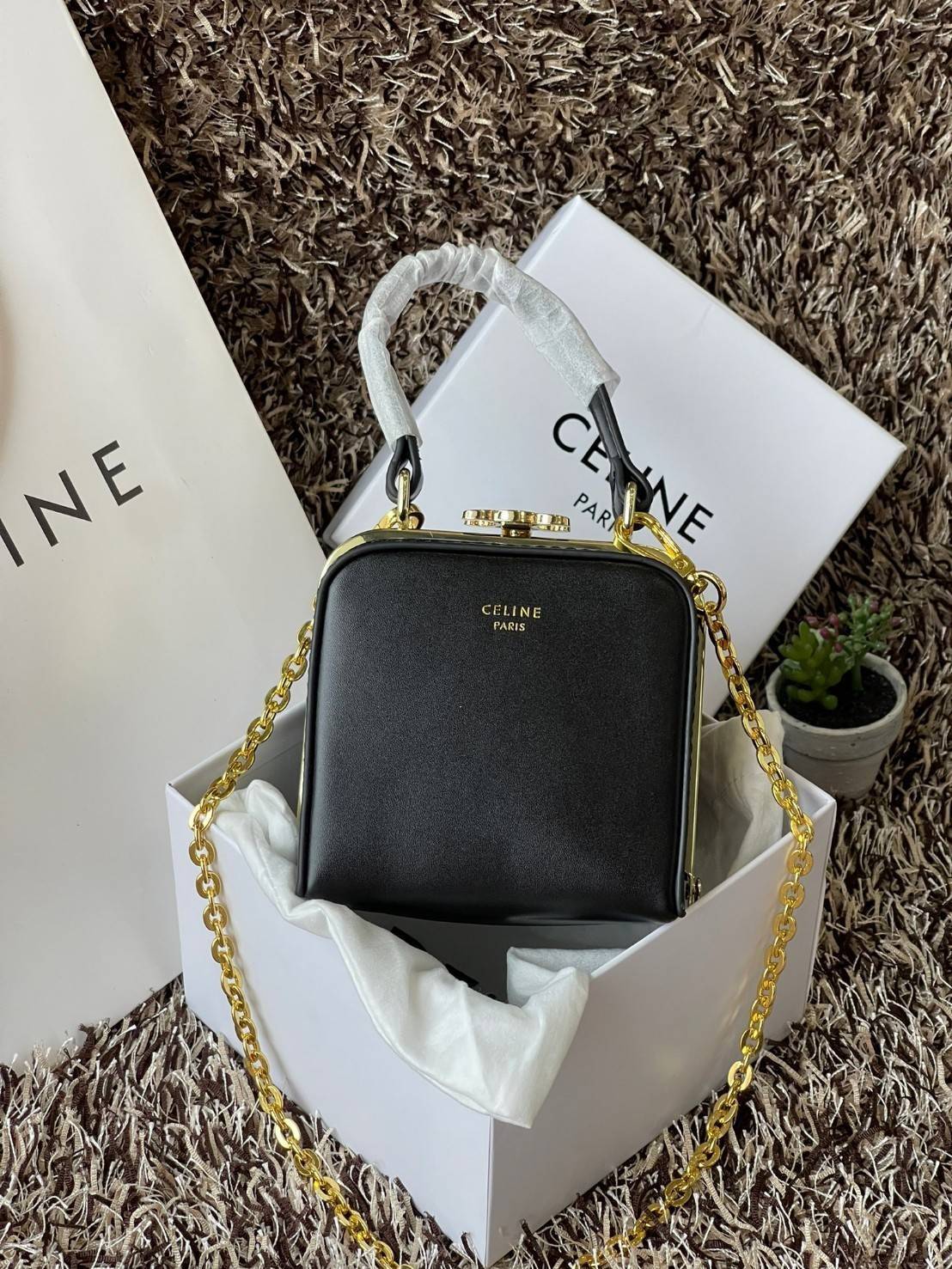 Celine Triomphe Minaudiere สาว ๆ คนไหนไม่เน้นพกของเยอะ แต่ต้องการกระเป๋าที่ให้ความเรียบหรู ดีไซน์เก๋ เหมาะสำหรับดินเนอร์มื้อค่ำ หรือช้อปปิ้งเบาๆ ใบนี้แนะนำเลยคะ เป็นกระเป๋าขนาดกะทัดรัด ถือและสะพายไหล่ได้ ให้ความคล่องตัว นับว่าเป็นอีกหนึ่งแอสเซสเซอรี่ที่น่