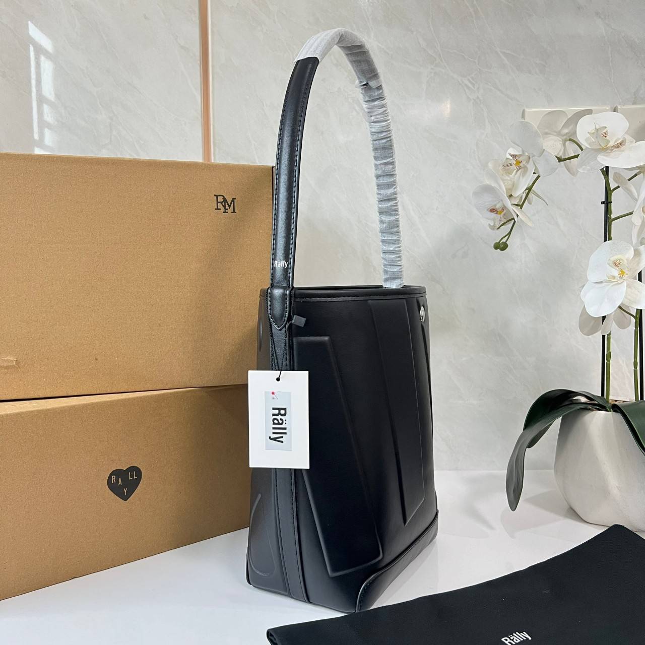 Rally The Bag Whisper กระเป๋าทรงบัคเก็ตงานหนังรุ่นใหม่ ฮอทติดลมบน มาแรงสะพายกันทั่วบ้านทั่วเมือง สายแบกสายขนห้ามพลาดจุของได้เยอะ รุ่นหนังผิวสัมผัสนิ่มมือ ทนทานและจุสิ่งของได้ครบครัน