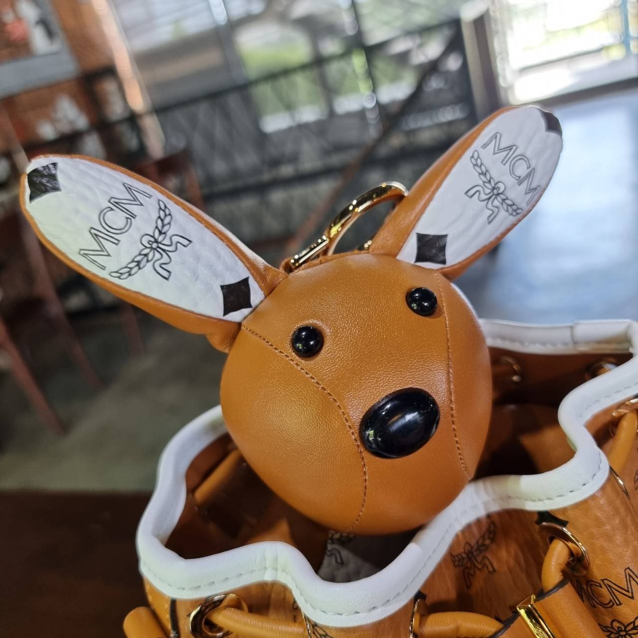 M.C.M ZOO RABBIT DRAWSTRING BAG IN VISETOS LEATHER MIX คอลเลคชั่นซูมาใหม่ ฮิตหนักมากที่เกาหลีและญี่ปุ่น ไอเท็มสุดคิ้วท์ น้องกระะต่ายโดดเด่น กระเป๋าสะพายทรง bucket ไซส์เล็กขนาดน่ารักน่าใช้ แฟชั่นสไตล์มากใบนี้ ดีไซน์น้องกระต่ายแอบในกระเป๋า และสามารถนำออกมาห