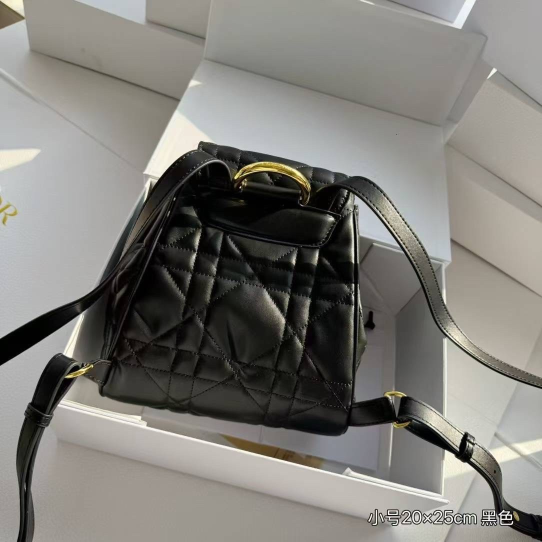 DIOR Small Caro Backpack กระเป๋าเป้ไซส์เล็กน่ารัก ดีไซน์ใหม่ หนังสวยเกินเรื่องมากๆ สัมผัสนิ่ม หรูหรา หูจับในตัวดีไซน์โค้งมนอะไหล่ทองสวยโดดเด่นไม่เหมือนใคร ที่สุดของความลัคชูต้องยกให้แบรนด์นี้