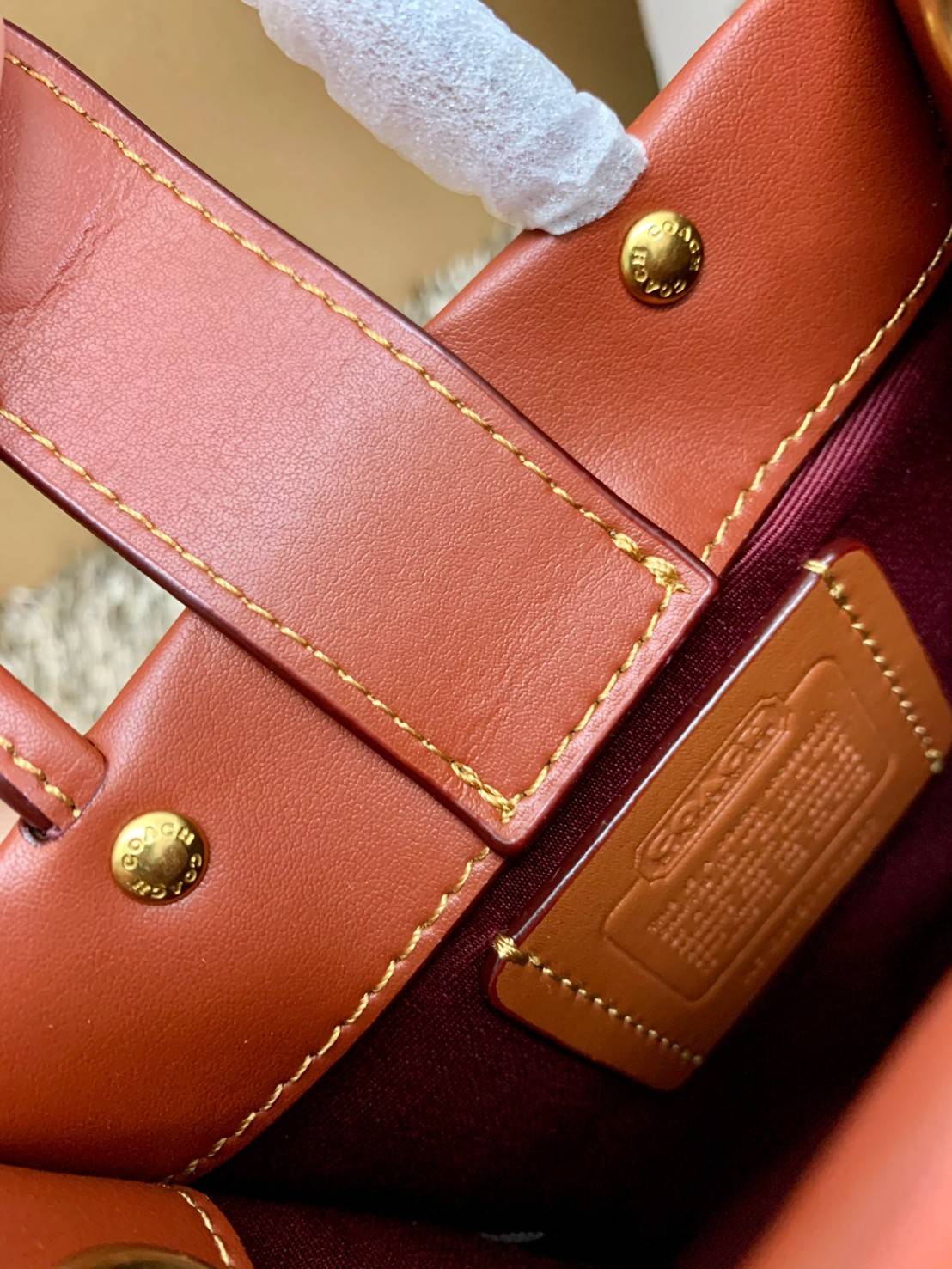 COACH MINI CASHIN TOTE ((C4828)) 💥พร้อมส่งที่ไทยรุ่นใหม่ล่าสุดค่ะ! กระเป๋าขนาดมินิ หนังแท้ หนังนิ่มสวย น่าใช้มากๆค่ะ ปากกระเป๋าแบบแม่เหล็ก ภายในสามารถใส่กระเป๋าเงินใบกลางได้;มือถือแบบตั้งได้ทุกรุ่น;ของจำเป็นจุกจิกสาวๆได้หลายอย่างนะคะ;พร้อมช่องเสีย