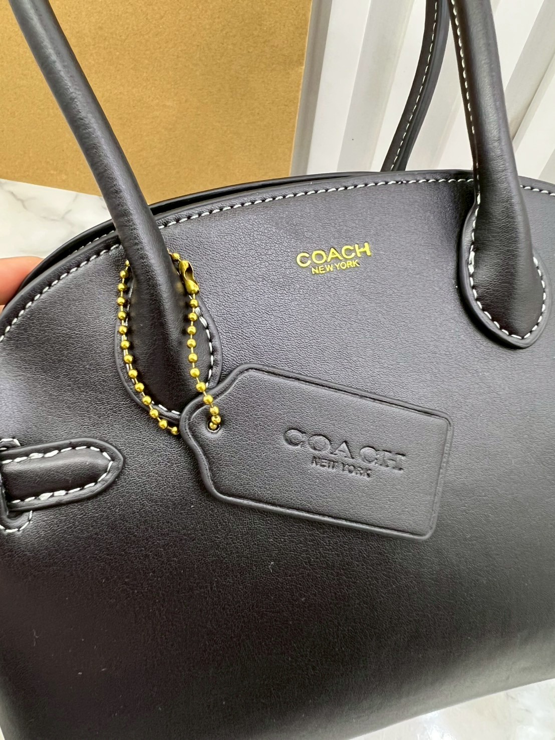 ORI หนังแท้ | Coach Soft Empire Carryall Bag 28 กระเป๋าสะพายทรงโฮโบ รุ่นใหม่ล่าสุด ดีไซน์เรียบง่าย สะพายไปคาเฟ่ ไปเที่ยวถ่ายรูปสวยๆ คือเหมาะสุดๆ หูสะพายยาว พอดีไหล่ ภายในแบ่งสัดส่วนไว้ดี ใบจริงหนังสวยมากๆ