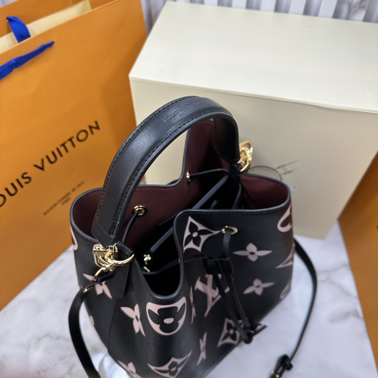 ORI หนังแท้ | LV NeoNoe MM Bucket bag Monogram Flower กระเป๋าสะพายทรงบัคเก็ต เอกลักษณ์ LV และลาย Monogram Flower อันโดดเด่นเพิ่มสไตล์ มีเสน่ห์ชวนหลงใหล