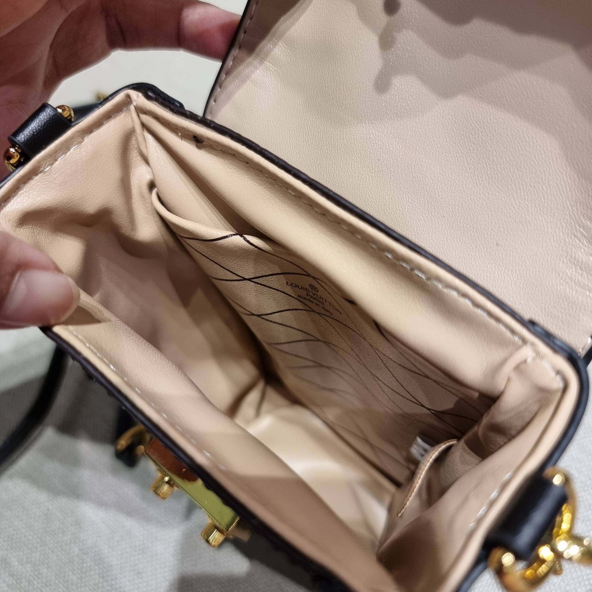 VIP 🥂 LV VERTICAL TRUNK POCHETTE ฮิตไอเท็มที่ใครๆก็อยากครอบครอง กระเป๋าทรงทรังค์ ยูนิเซ็กส์ที่ใช้ได้ทั้งชายและหญิง ด้วยดีไซน์คลาสสิคแฝงดีเทลความเป็นผู้ดี ทำให้ใบนี้ดูโดดเด่นและเป็นเอกลักษณ์ วัสดุหนังแคนวาสสลับหนังแท้ เปิด-ปิดด้วยอะไหล่แบบกดล็อค แน