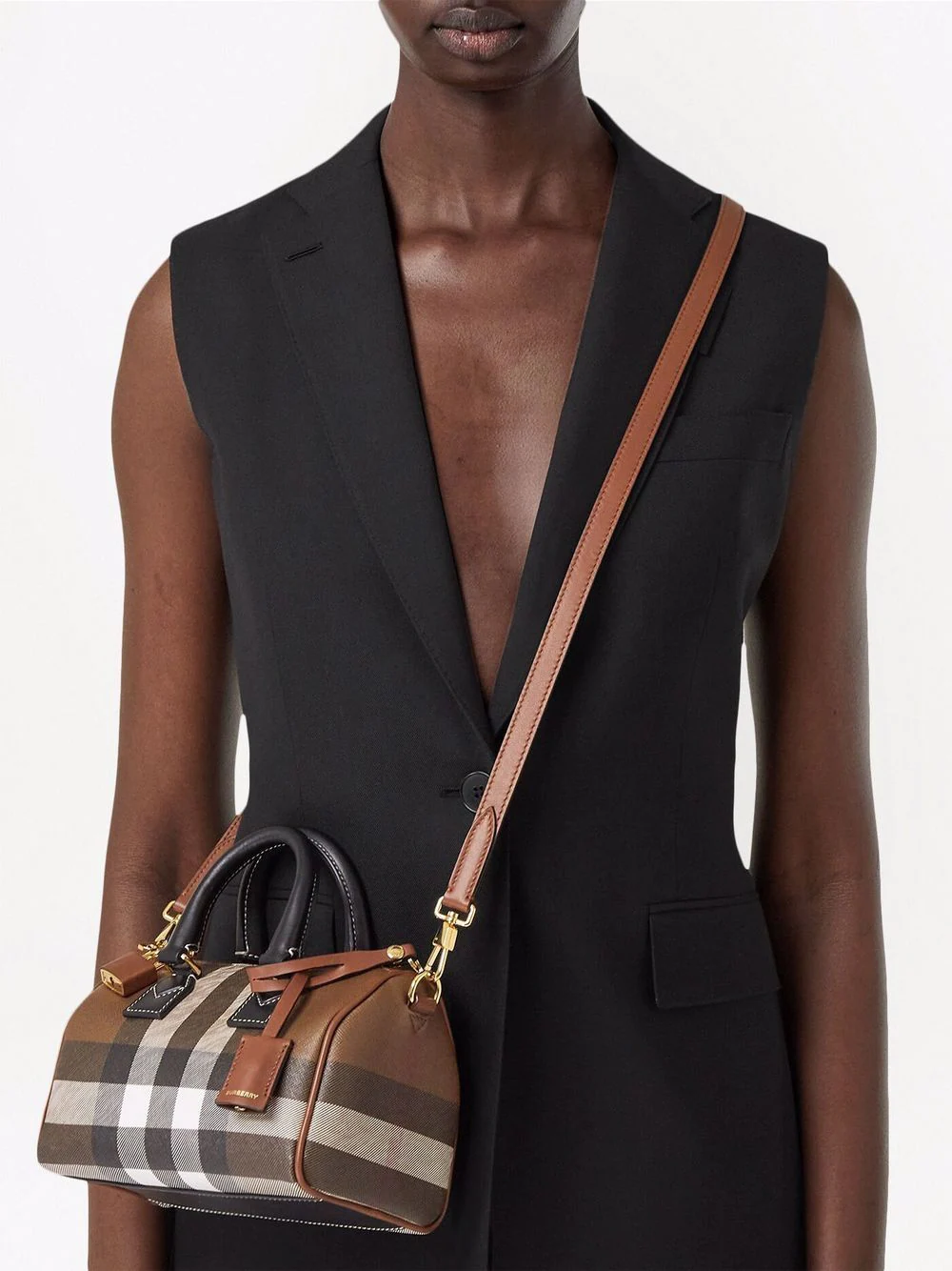 Burberry Small Check Bowling Bag / Burberry Coated fabric boston bag / BURBERRY FRAGRANCES VINTAGE BOWLING BAG กระเป๋าสะพายใบเล็กน่ารัก ลายวินเทจ โทนสีใช้งานง่าย Vintage Signature สวยหรูสุดคลาสสิค ภายในโล่งกว้าง สามารถใส่มือถือ กระเป๋าสตางค์ ของจุกจิกได้ 