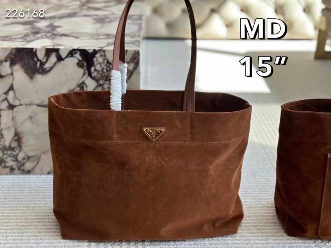 PRADA Suede Tote Bag Cocoa Brown กระเป๋าทรงโท้ทงานหนังกลับ สวยเด่นเป็นเอกลักษณ์มาก ดีไซน์เรียบแต่มากมีอยู่จริง สวยดูแพง ที่ไม่มีตอนนี้คือพลาด