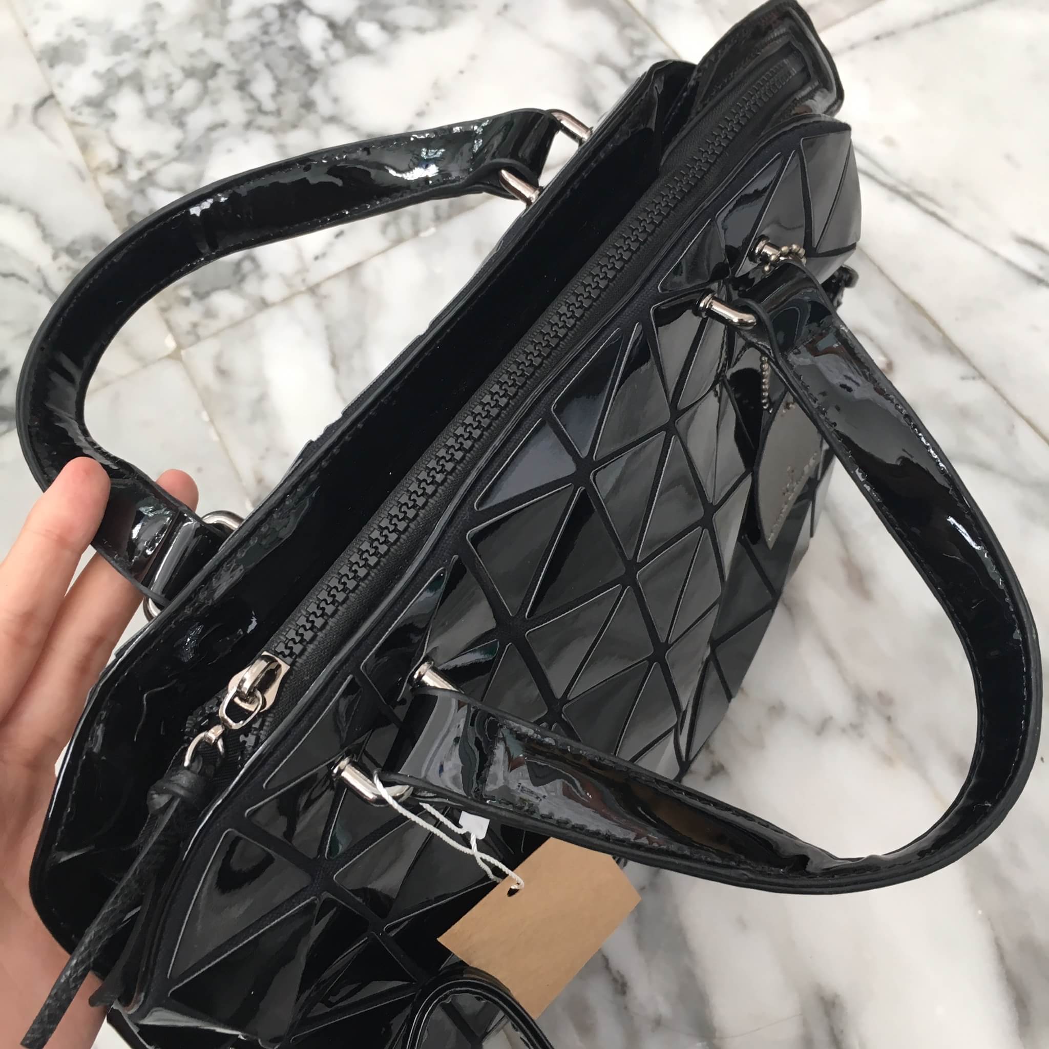 มาใหม่จ้า ทรงสุดฮิตจากแบรนด์ David Jones กระเป๋า ทรง Tote ตัวกระเป๋าเย็บติด ด้วยแผ่นอคิลิค สีดำสุดหรู ดีไซน์เกร๋ #จุดเด่นที่ น้ำหนักเบา สามารถ ถือ หรือ สะพายไหล่ได้คะ ใบใหญุจุของคุ้ม แต่น้ำหนักเบาคะ มีใบเดียวจบ #ควรมีติดตู้คะแนะนำเลย