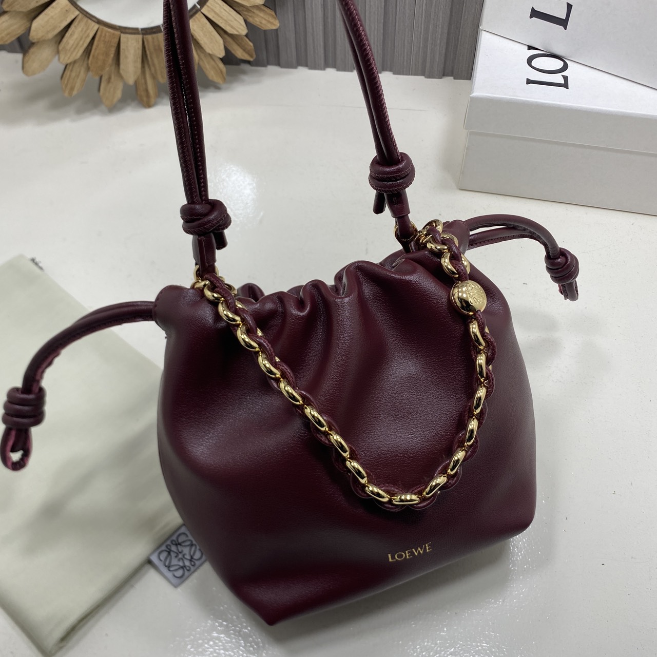 ORI หนังแท้ | LOEWE Mini Flamenco purse in mellow nappa leather / Loewe Bucket Bag กระเป๋าสะพายทรงบัคเก็ตไซส์มินิ หนังเรียบสวยหรู เรียบง่าย หนังแท้ผิวสัมผัสนุ่มมือ น้ำหนักเบาและนุ่มสบาย ดีไซน์จับจีบ เชือกผูกแบบปมโบราณ และสายโซ่รูปโดนัท