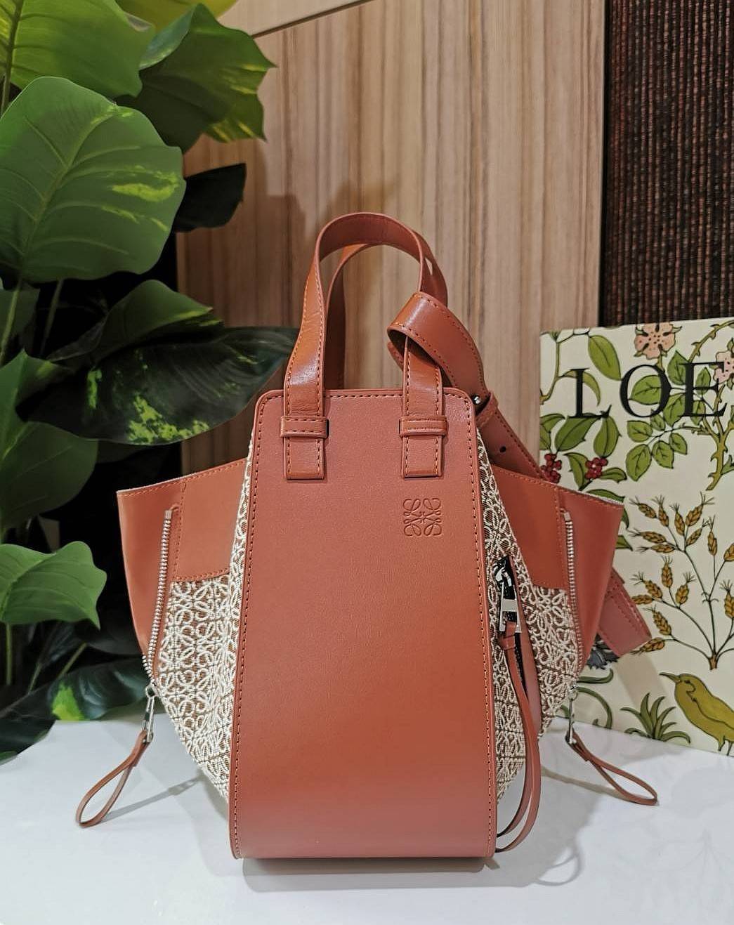 LOEWE ANAGRAM SHOULDER BAG VIP กระเป๋าถือหรือสะพาย รุ่นหายากสุดเลอค่าวัสดุ Anagram Canvas ตัดหนังแท้ Calfskin สุดคลาสสิค ขนาดกำลังดี น้ำหนักเบา ภายในโล่งกว้างและจุ ใส่กล้อง มือถือ ของใช้ได้เยอะ มาพร้อมหูสั้นหนังแท้หิ้วถนัดมือและสายหนังยาวสะพายไหล่หรือ Cro