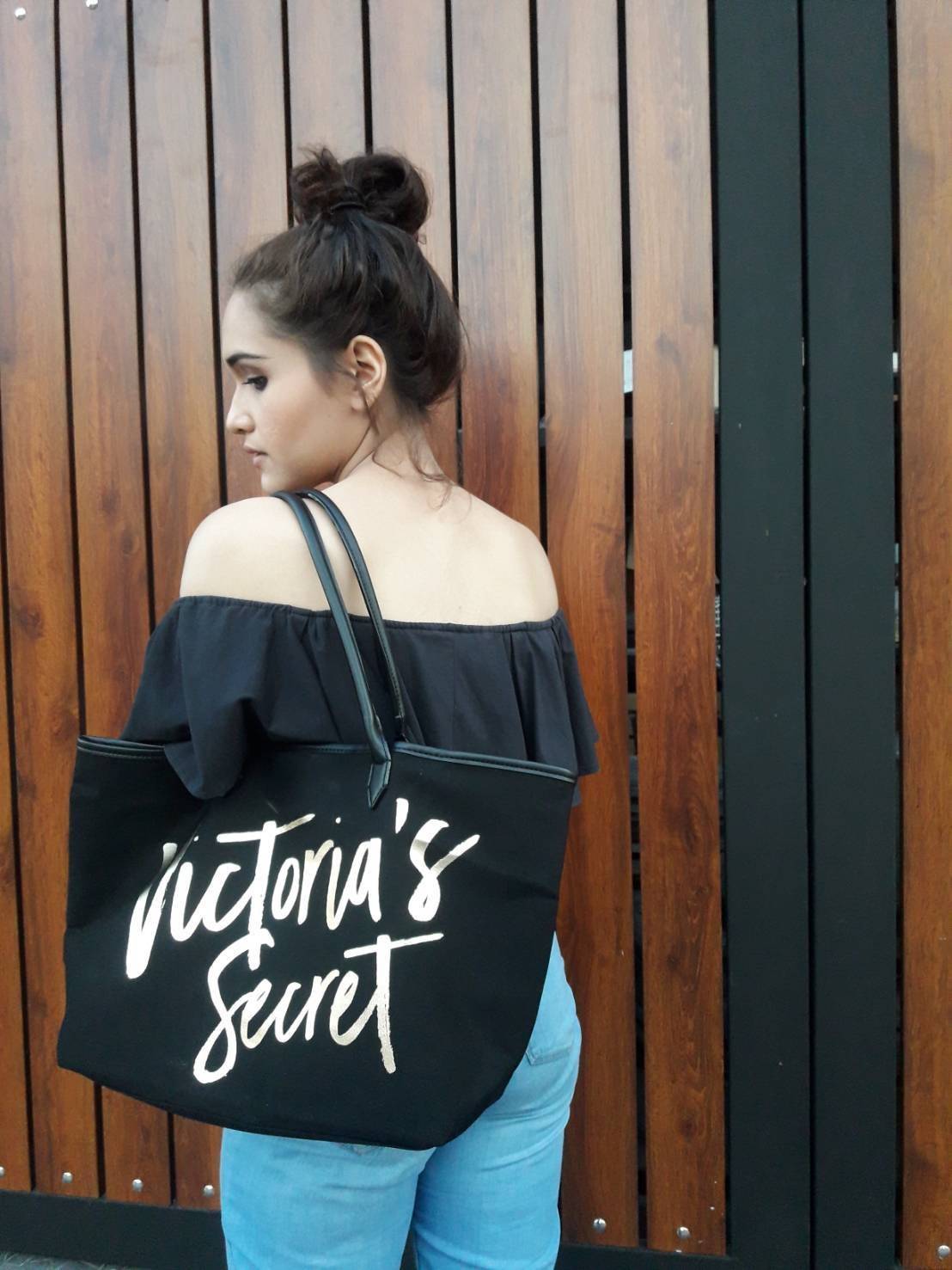 New Arrival! Victoria's Secret Canvas Large Tote Bag♡ กระเป๋าสะพายใบใหญ่ จุของได้คุ้ม! วัสดุทำจากผ้า canvas เต็มใบ ด้านหน้าแต่งโลโก้แบรนด์สีทอง สวยวับ! ด้านในบุผ้าปั้มลายเสือ มีของใส่ของจุกจิกค้า จะถือไปเที่ยวทะเลสักคืนสองคืน ใบนี้เอาอยู่คะ