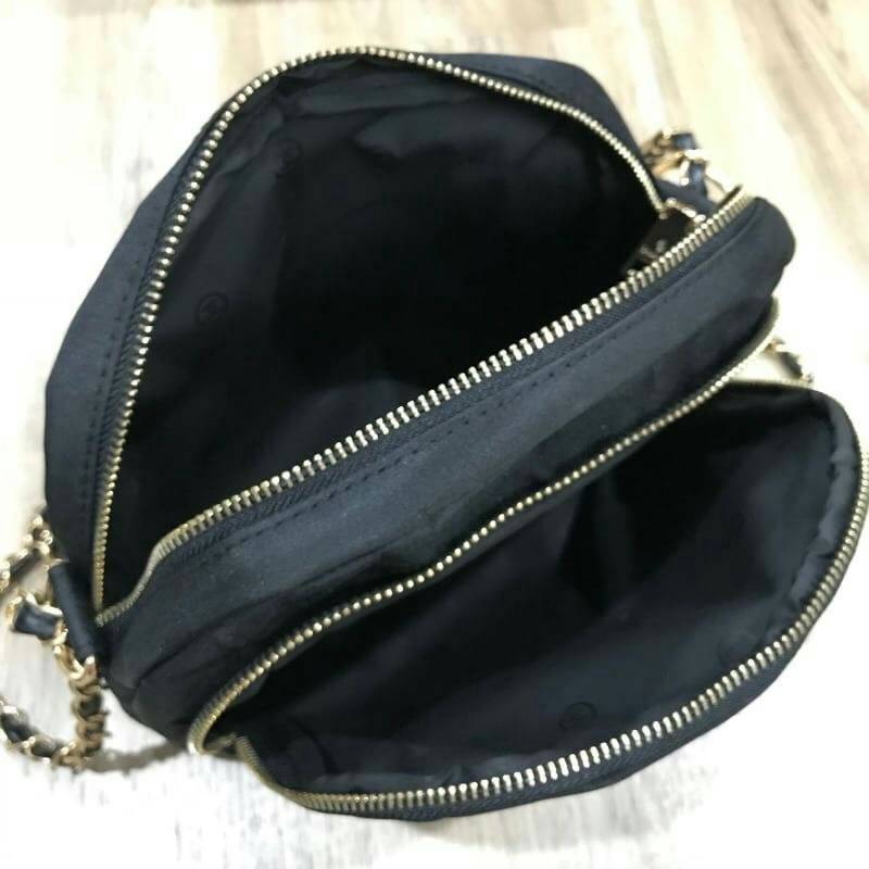 ุ่นใหม่ล่าสุด !! Chanel Cosmetic Bag With Chain VIP Gift With Purchase กระเป๋าสะพายทรงสวย วัสดุ Nylon เต็มใบ สีดำดีไซน์ทรงกลมด้านหน้าประดับโลโก้แบรนด์วิ้งๆสวยหรูดูดี เปิดปิดด้วยซิป หัวซิปแบรนด์อะไหล่ทอง ด้านในมีช่องใหญ่สองช่อง จุของได้เยอะมากเว่อคะ จะสะพา