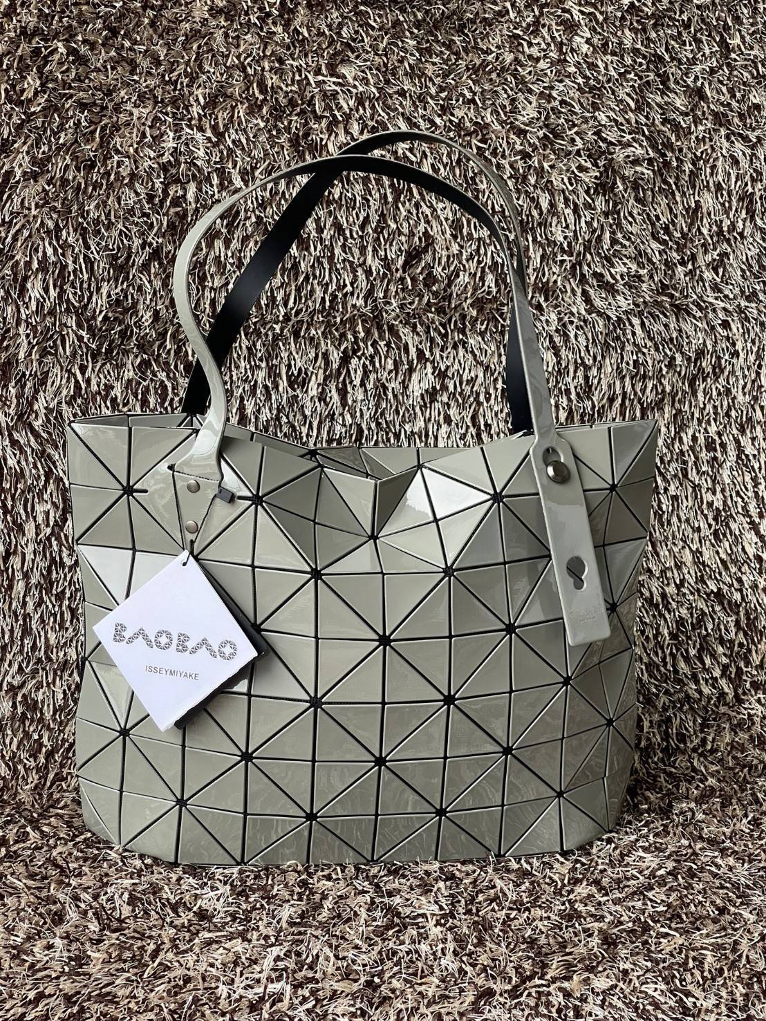 Bao Bao Issey Miyake ROCK MATTE ซีรีส์นี้จะเป็นทรงสี่เหลี่ยมผืนผ้า มีซิปปิดด้านบน ถือเป็นรุ่นที่เหมาะกับการใช้งานในชีวิตประจำวัน สามารถพับมุมและบริเวณด้านล่างของกระเป๋าเพื่อเพิ่มความสะดวกสบายในการใช้งาน ทั้งยังช่วยให้วางกระเป๋าในแนวตั้งได้อีกด้วย แผ่นต่อส