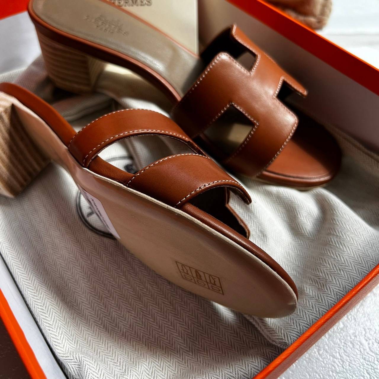 หนังแท้ Hermes sandal leather รองเท้างานสั่งตัตใช้สลับแท้ เกรดออริจินอล ตรงพื้นรองเท้าทำจากไม้รองด้วยหนังแท้ 100% งานตัดเย็บปราณีตละเอียดมากค่ะ มีอุปกรณ์ครบ หนังนิ่มใส่สบาย ใช้ทนนาน เกรดนี้คุ้มมาก ไม่ผิดหวังค่ะ ภาพสินค้าถ่ายจากงานขายจริง ใช้งานต่างประเทศไ