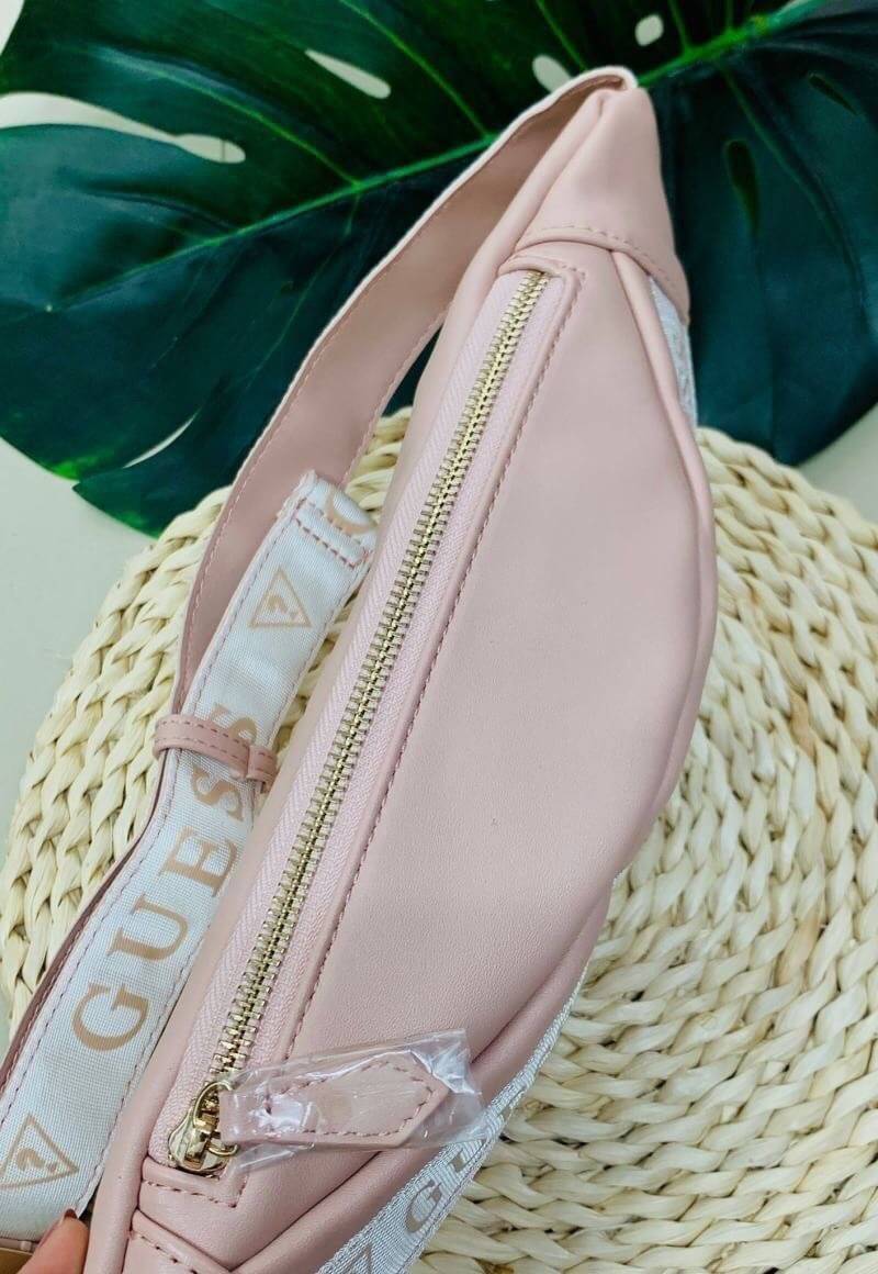 GUESS GESABEL GYM FANNY PACK กระเป๋าคาดอก//คาดเอว ใบงาม ขนาดกำลังดี วัสดุหนังนิ่ม เบา ด้านหน้ามีโลโก้แบรนด์ พร้อมช่องซิปหนึ่งช่อง ช่องซิปหลักกว้าง ใส่ของได้จุ ค่ะ สายคาดตีแบรนด์ตลอดสาย เลื่อนปรับฟรีไซด์น่ะค่ะ สินค้าพร้อมส่ง ใบจริงน่าใช้มากๆค่ะ